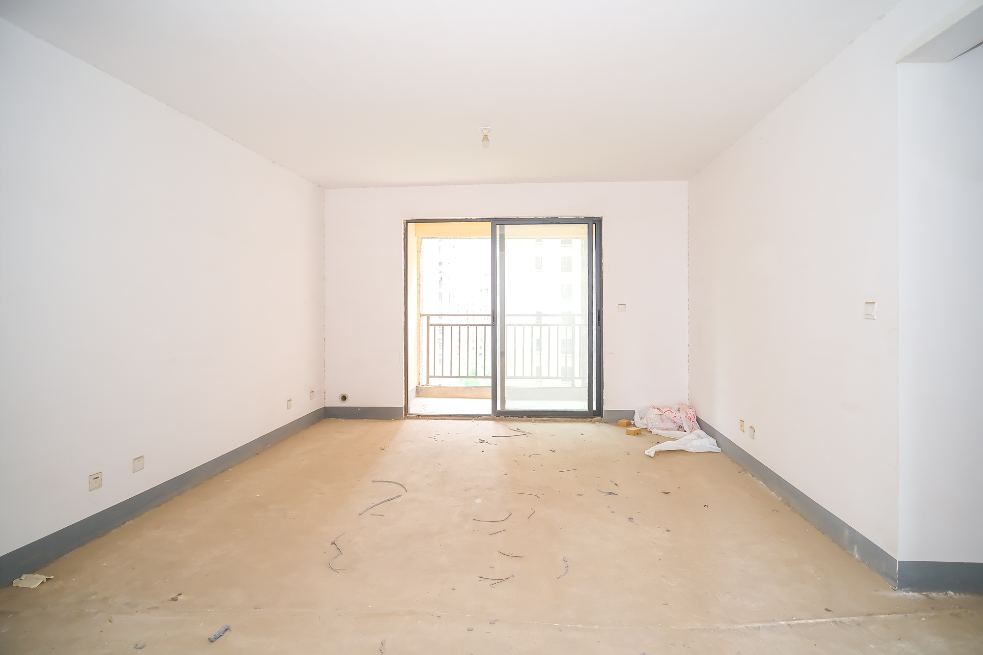 三一街区 4室2厅2卫 110.0万 三一街区 4室2厅2卫 110.0万客厅