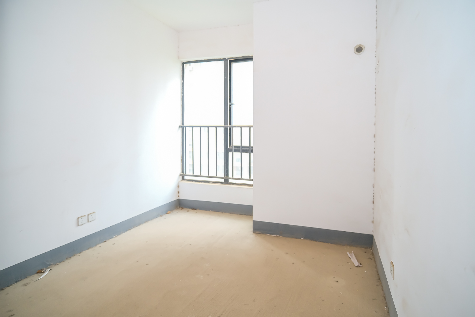 三一街区  4室2厅2卫   110.00万卧室