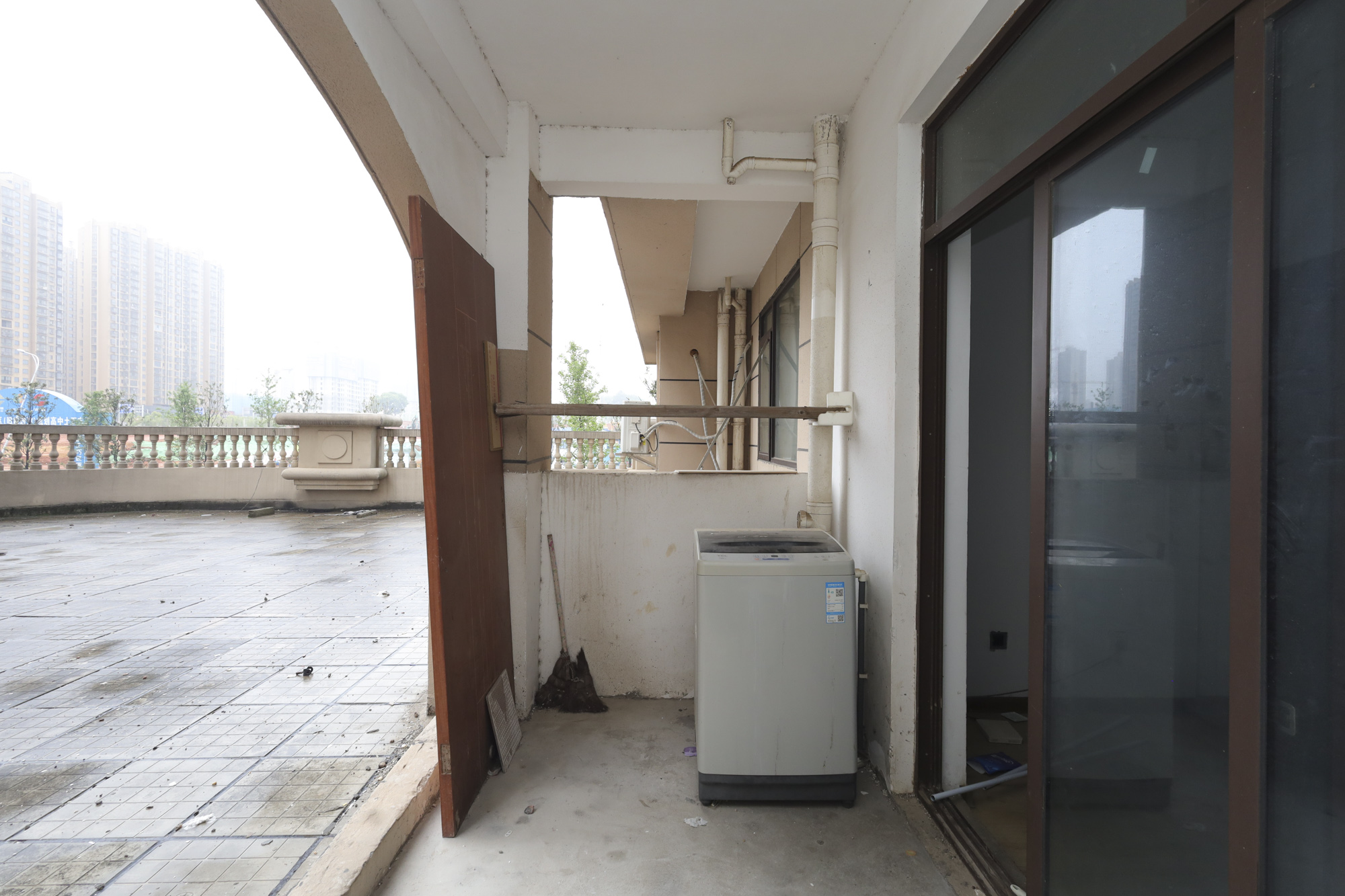 阳光丽城二期 4室2厅2卫 260.0万 阳光丽城二期 4室2厅2卫 260.0万阳台