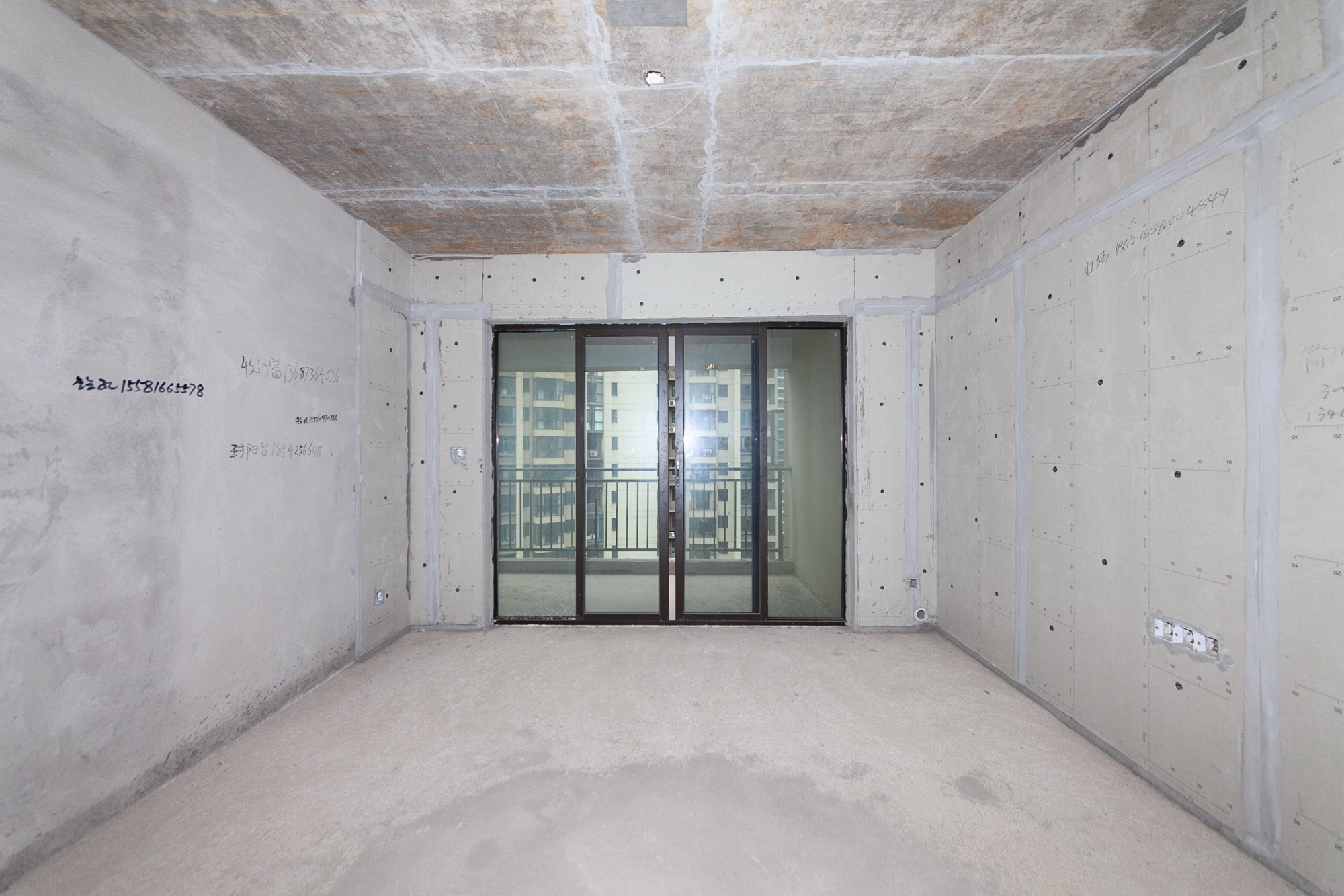 长燃润和天地(长润小区印湘江) 5室2厅2卫 176.0万 长燃润和天地(长润小区印湘江) 5室2厅2卫 176.0万客厅