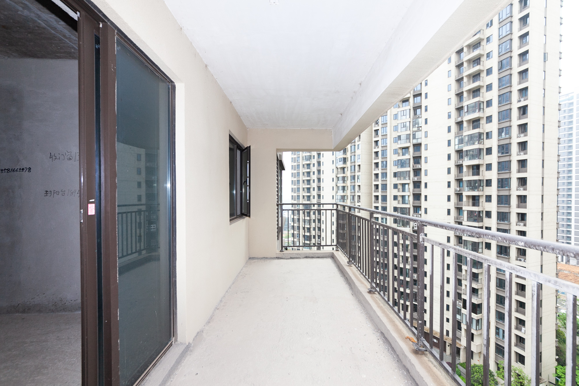 长燃润和天地(长润小区印湘江) 5室2厅2卫 176.0万 长燃润和天地(长润小区印湘江) 5室2厅2卫 176.0万阳台