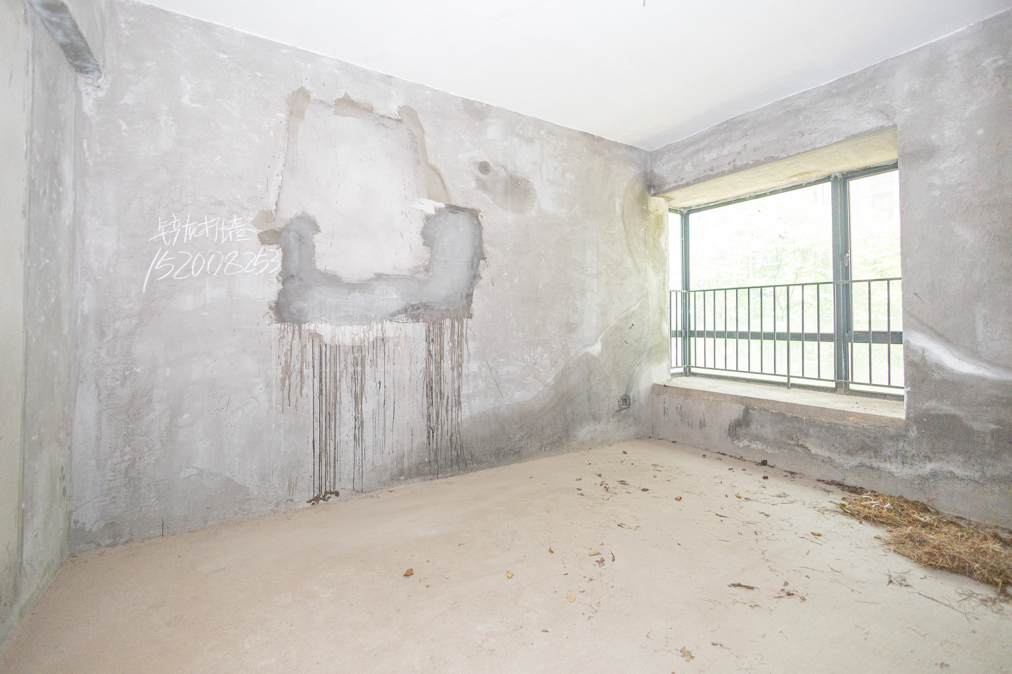 海伦春天  6室3厅3卫   190.00万卧室