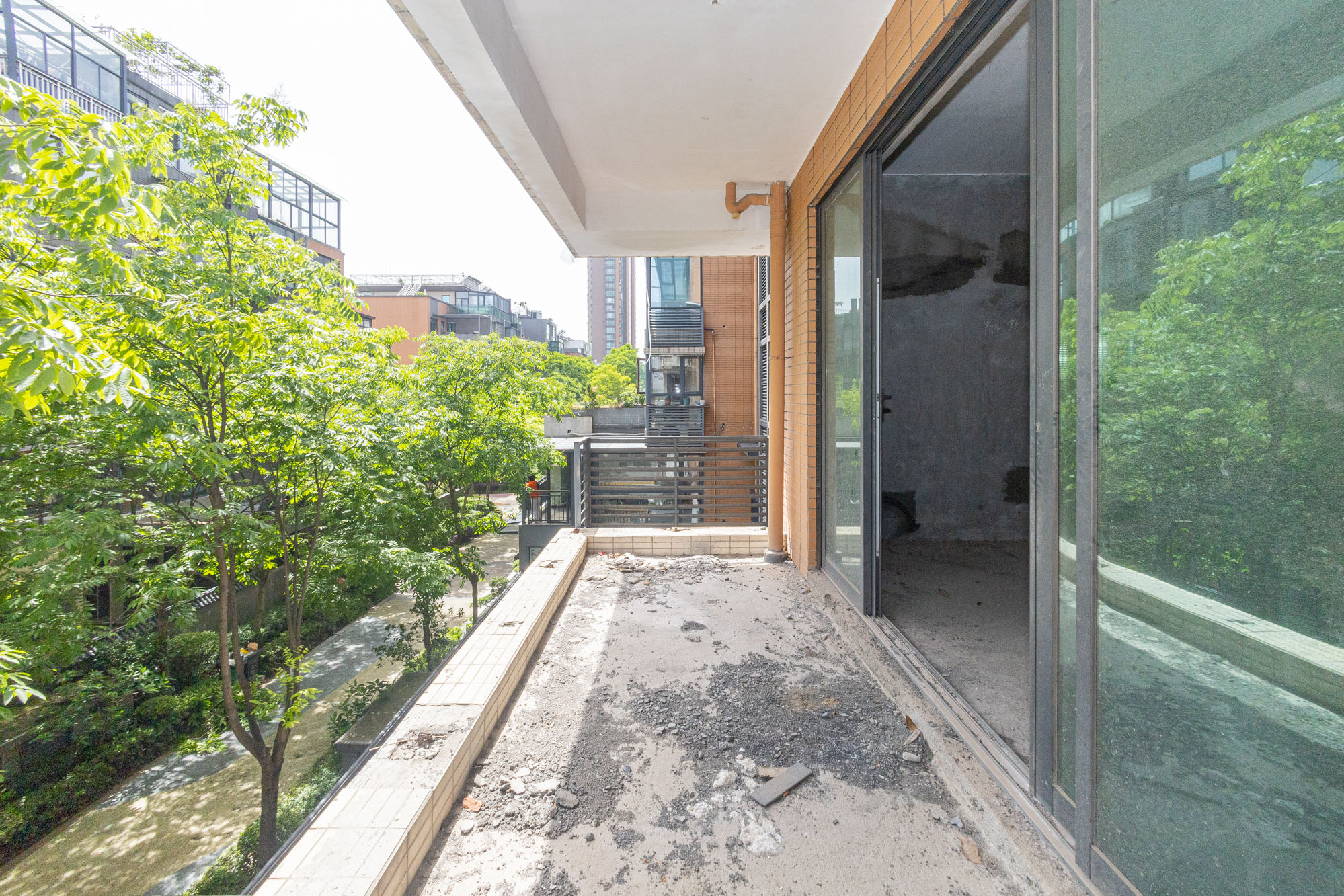 海伦春天  6室3厅3卫   190.00万阳台