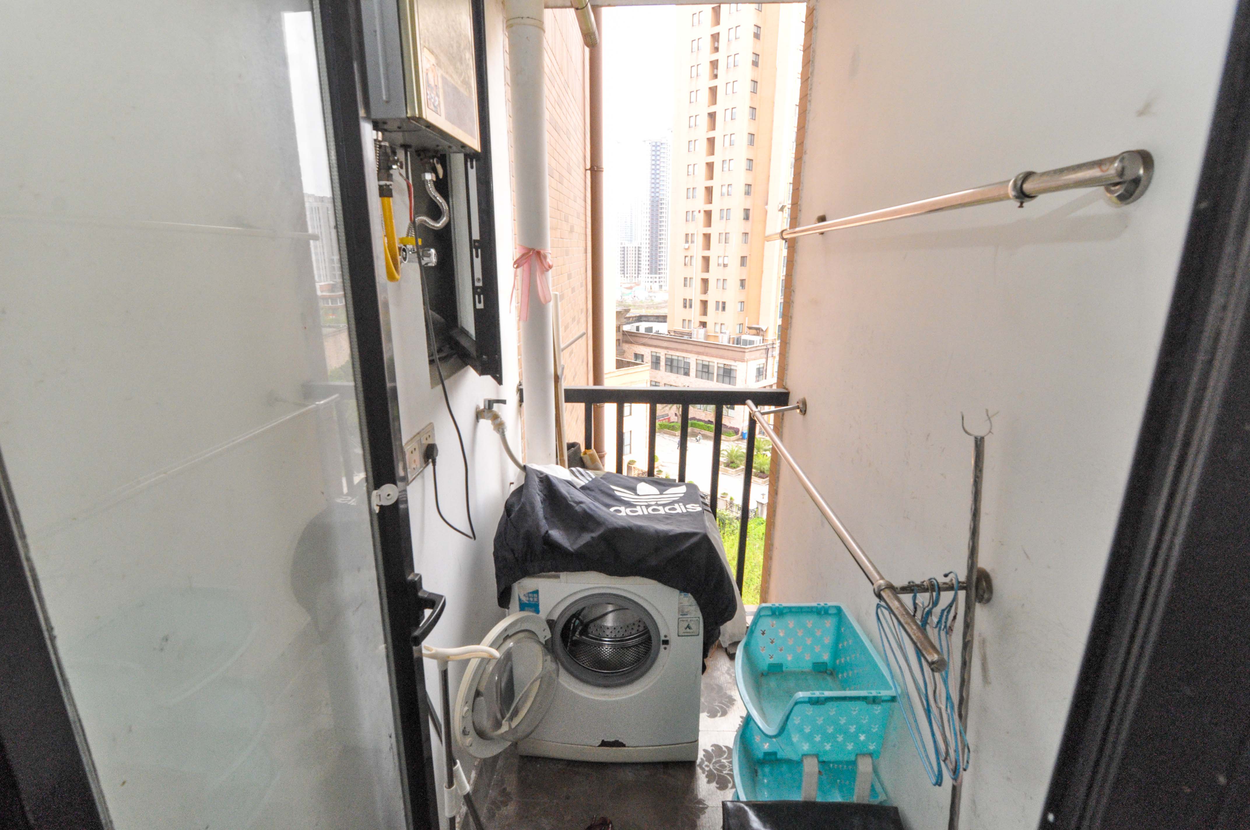 麓谷明珠  2室2厅1卫   86.00万厨房