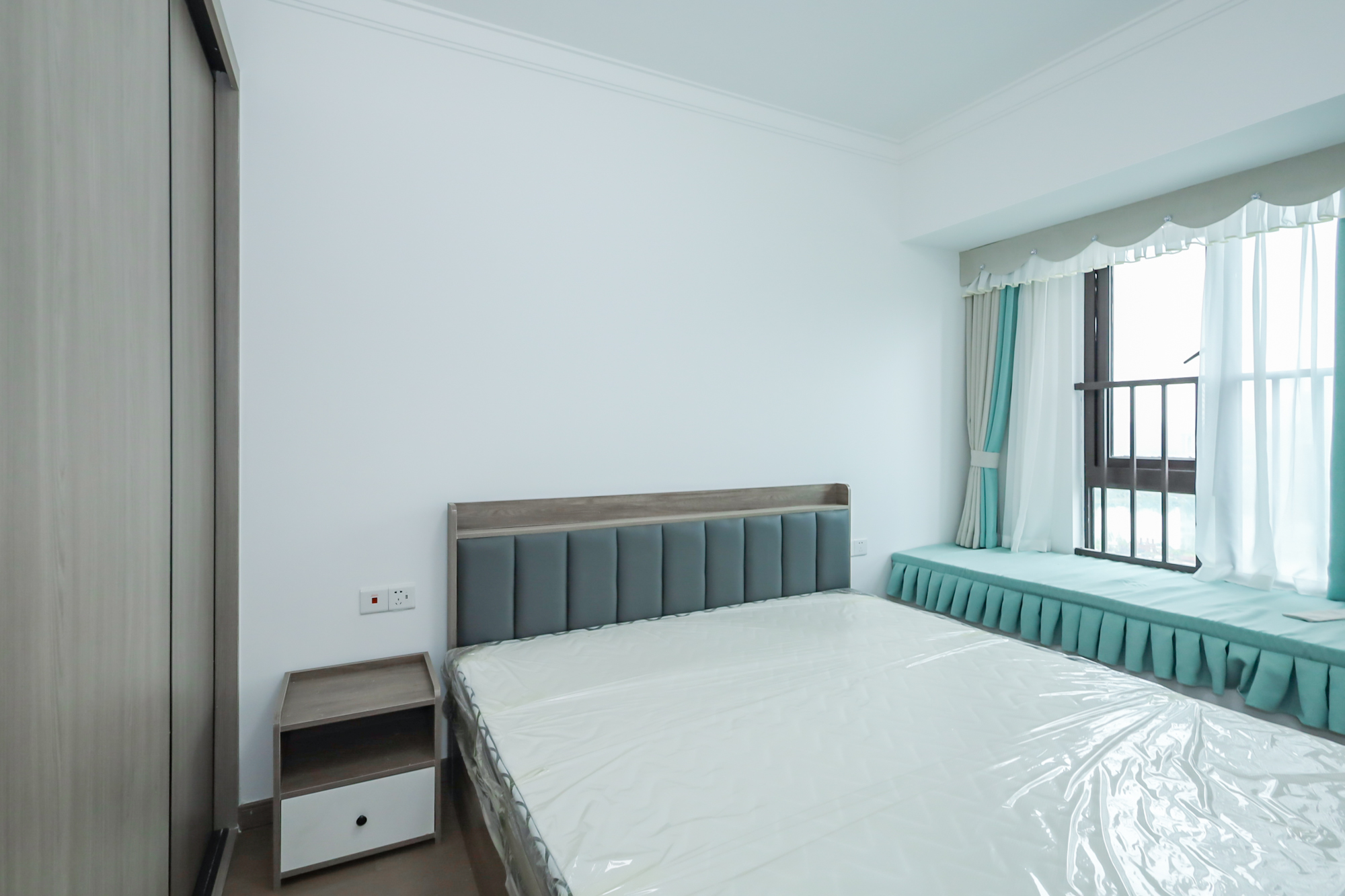 越秀悦湖台  4室2厅2卫    210.0万卧室