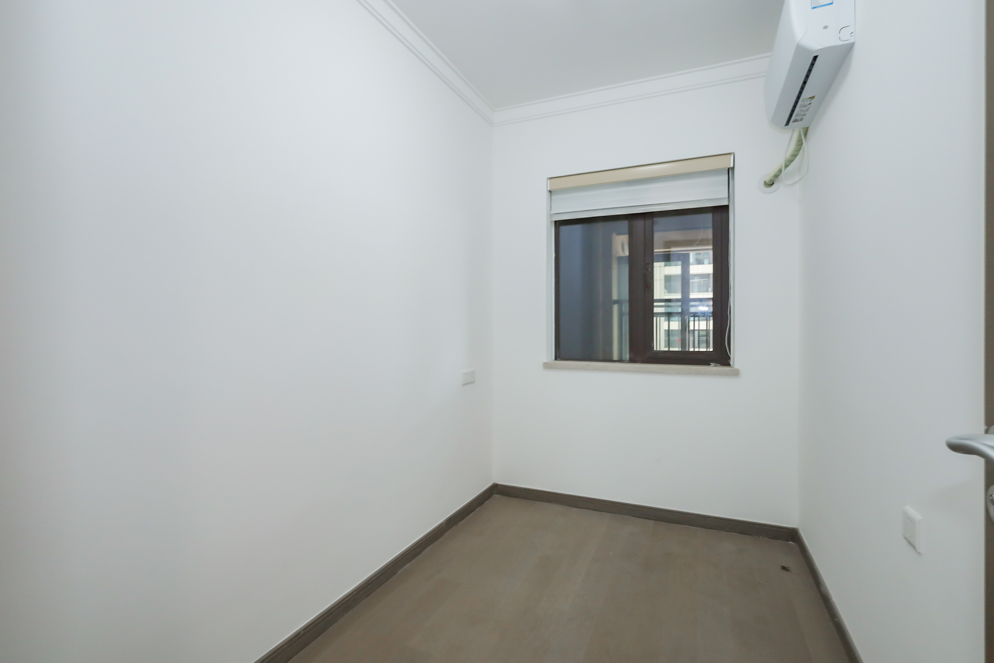 越秀悦湖台  4室2厅2卫    210.0万卧室