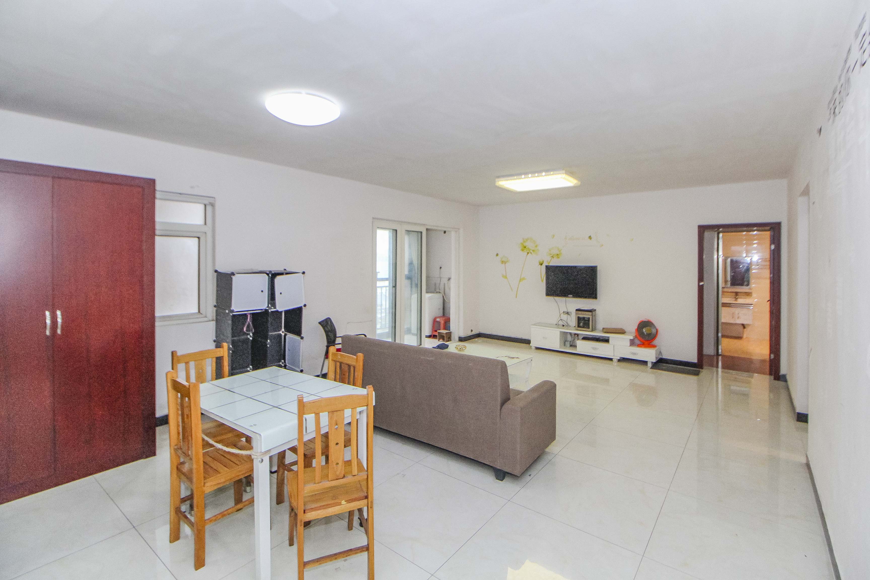 米兰春天  4室2厅2卫    92.0万客厅