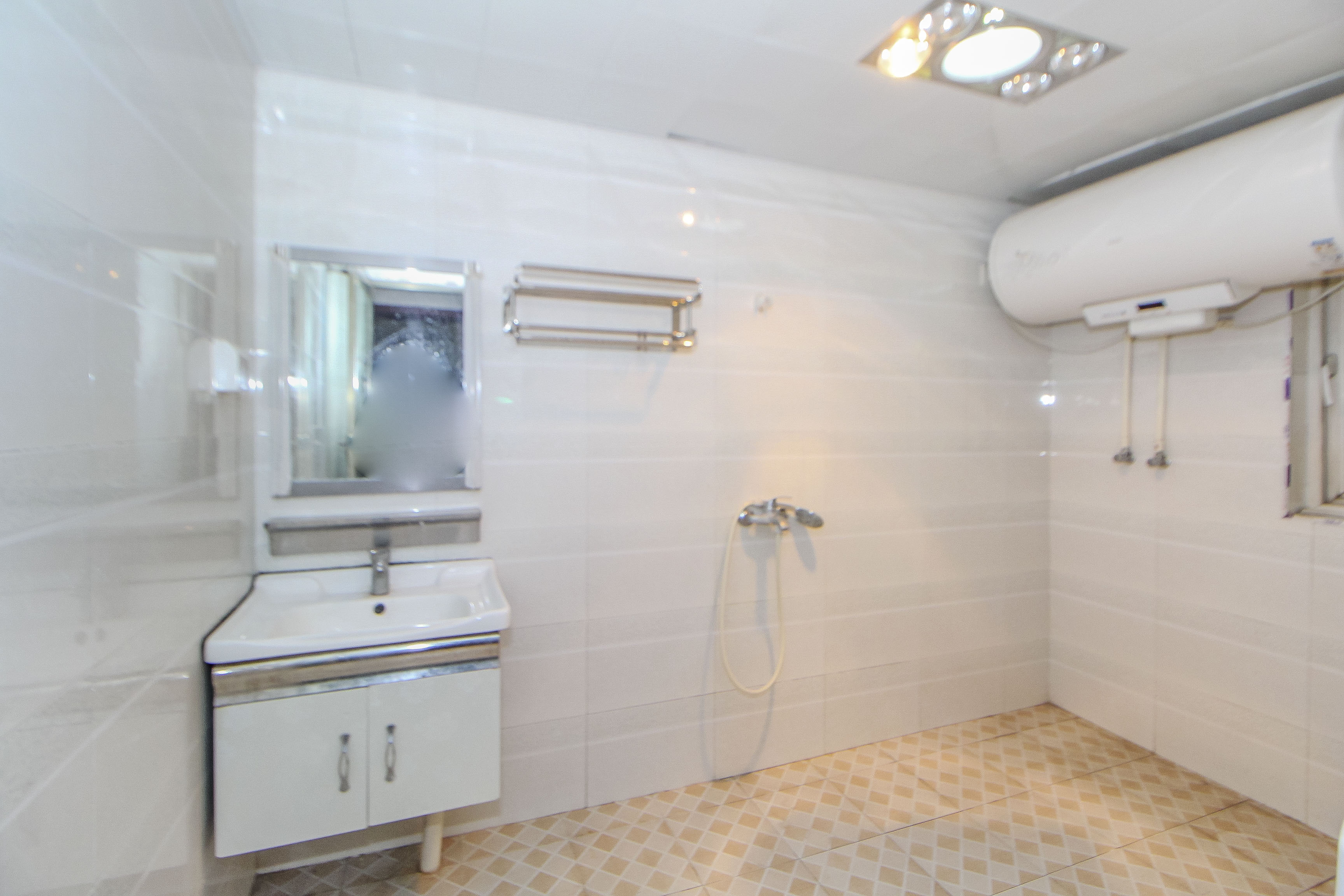 米兰春天  4室2厅2卫    92.0万卫生间