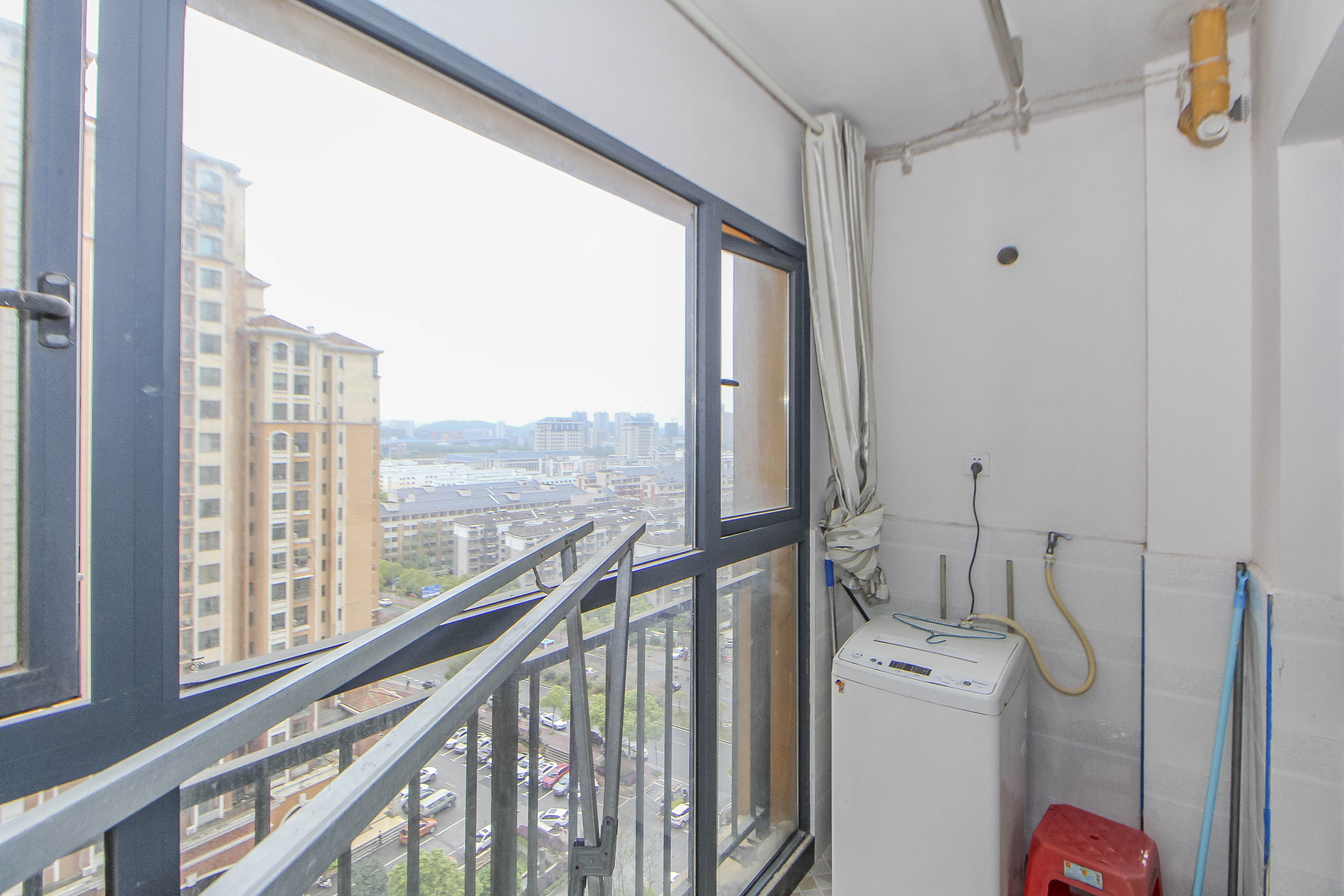 米兰春天  4室2厅2卫    92.0万阳台