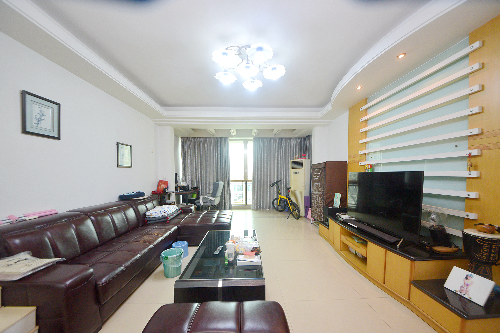 宏轩花苑  3室2厅2卫    128.0万客厅