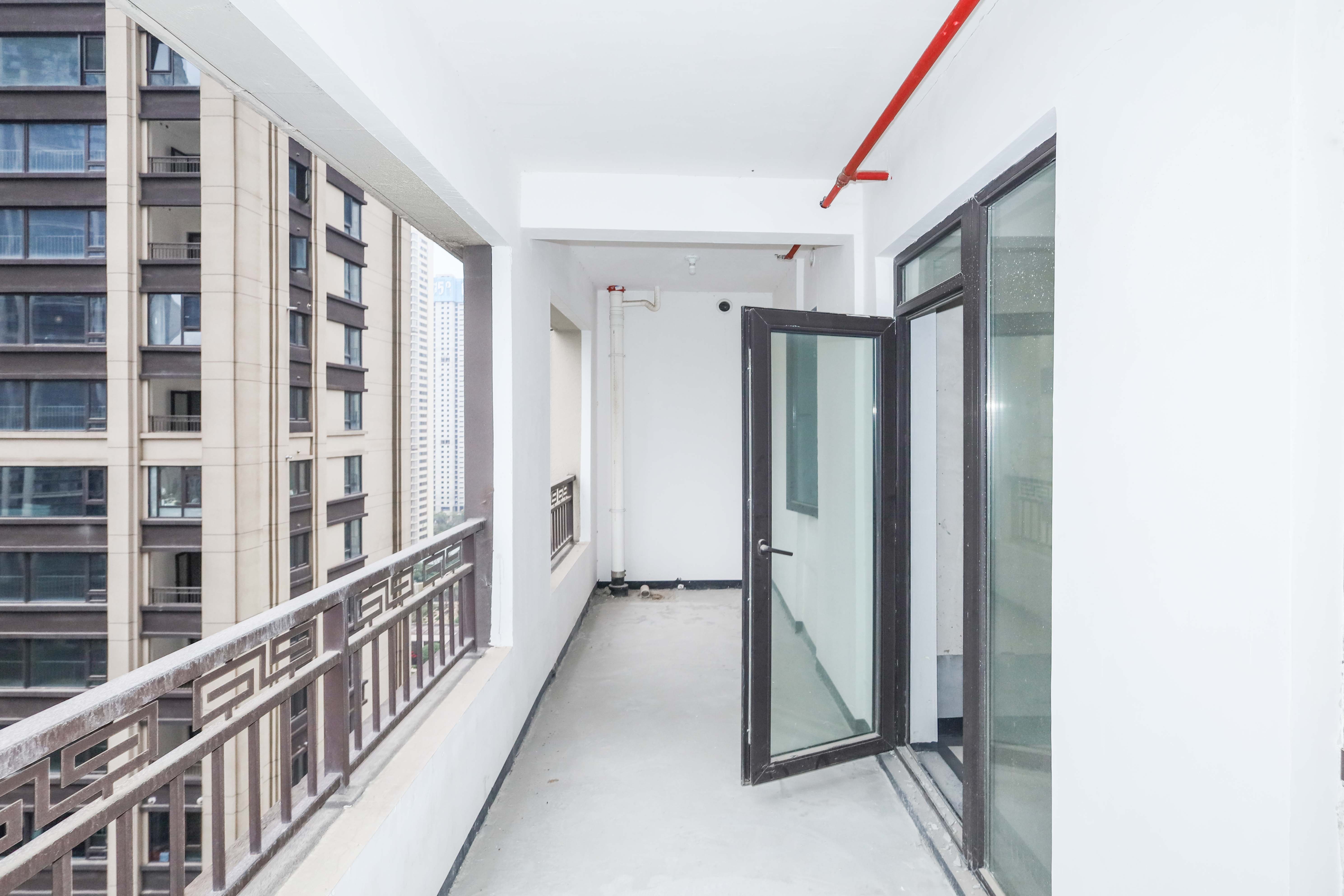 建发央著  4室2厅2卫   290.00万阳台