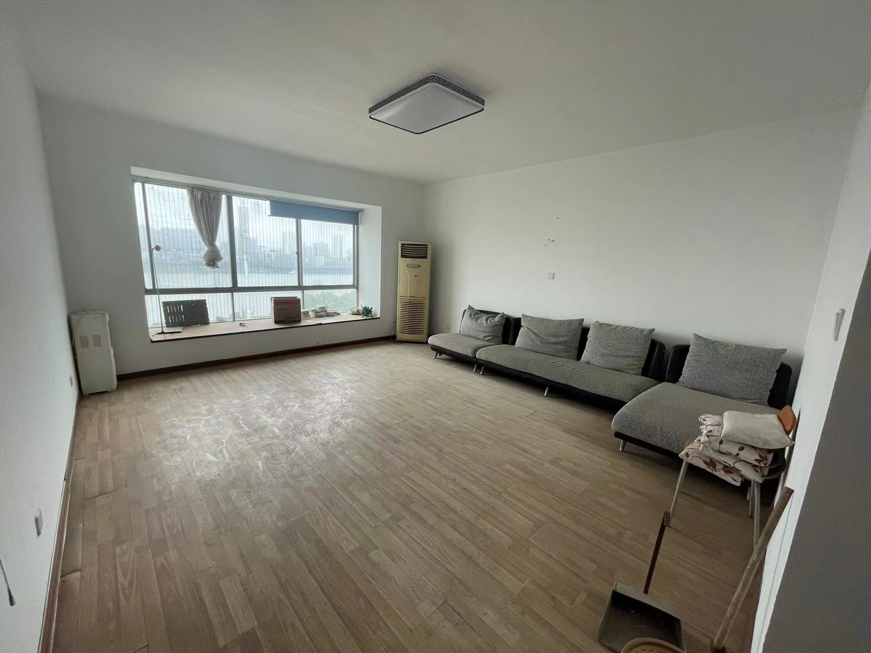 湘银二期世纪花园  4室2厅1卫   60.00万 湘银二期世纪花园  4室2厅1卫   60.00万室内图