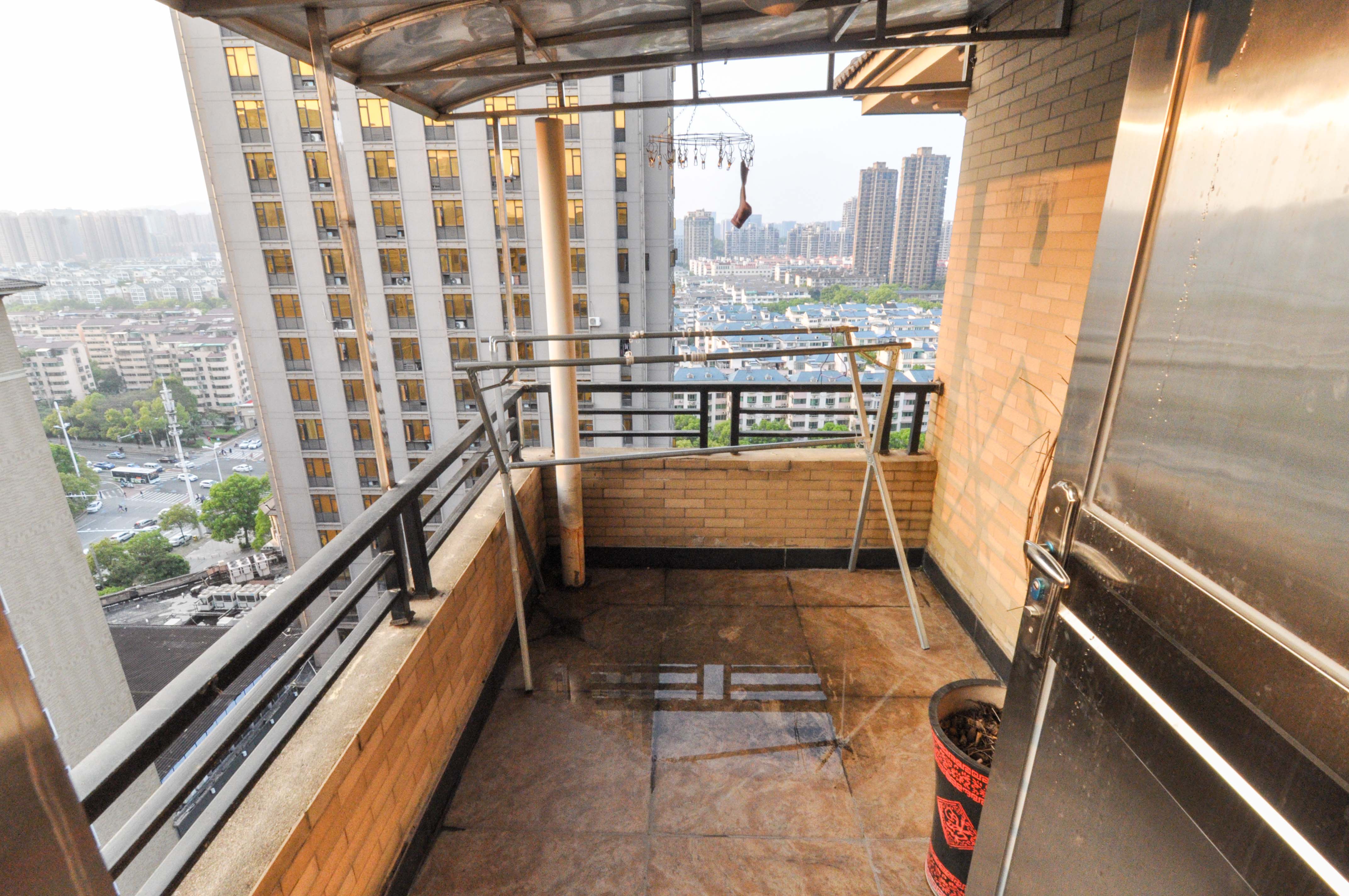 沁园春御院  5室2厅1卫   400.00万阳台