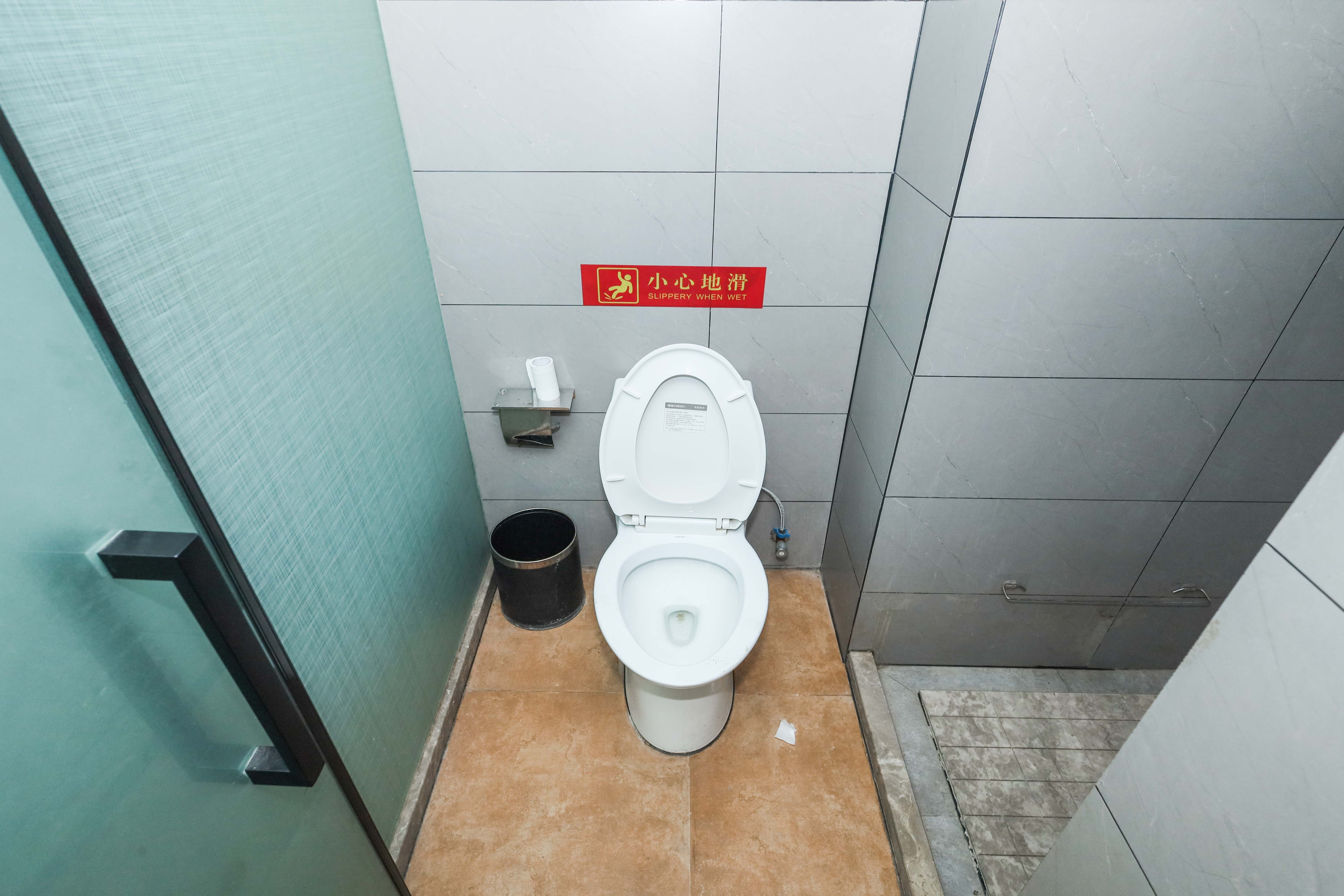 好莱城（弘德西街）  1室1厅1卫   16.80万卫生间