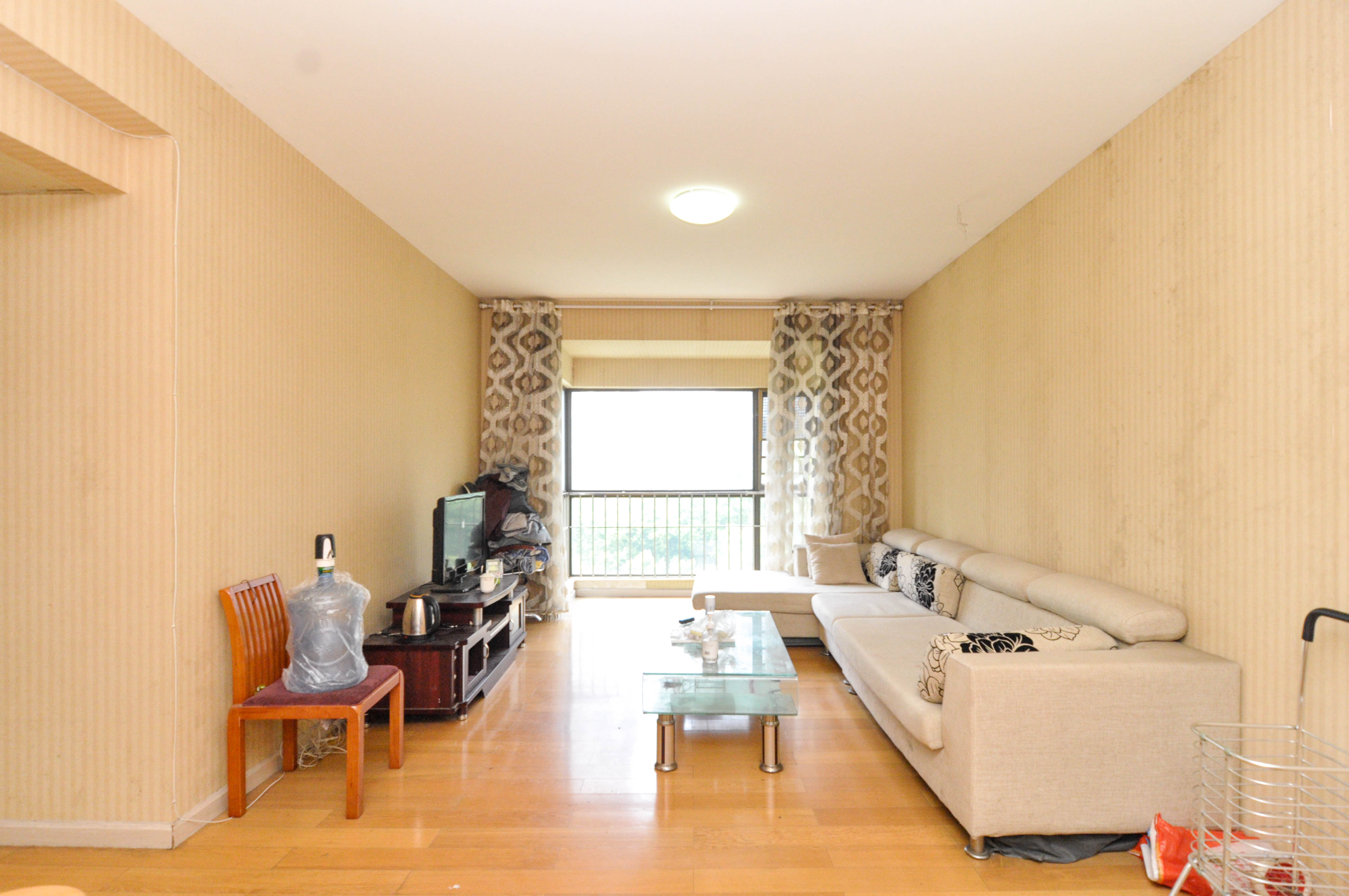 远大麓园  3室2厅2卫    81.0万客厅