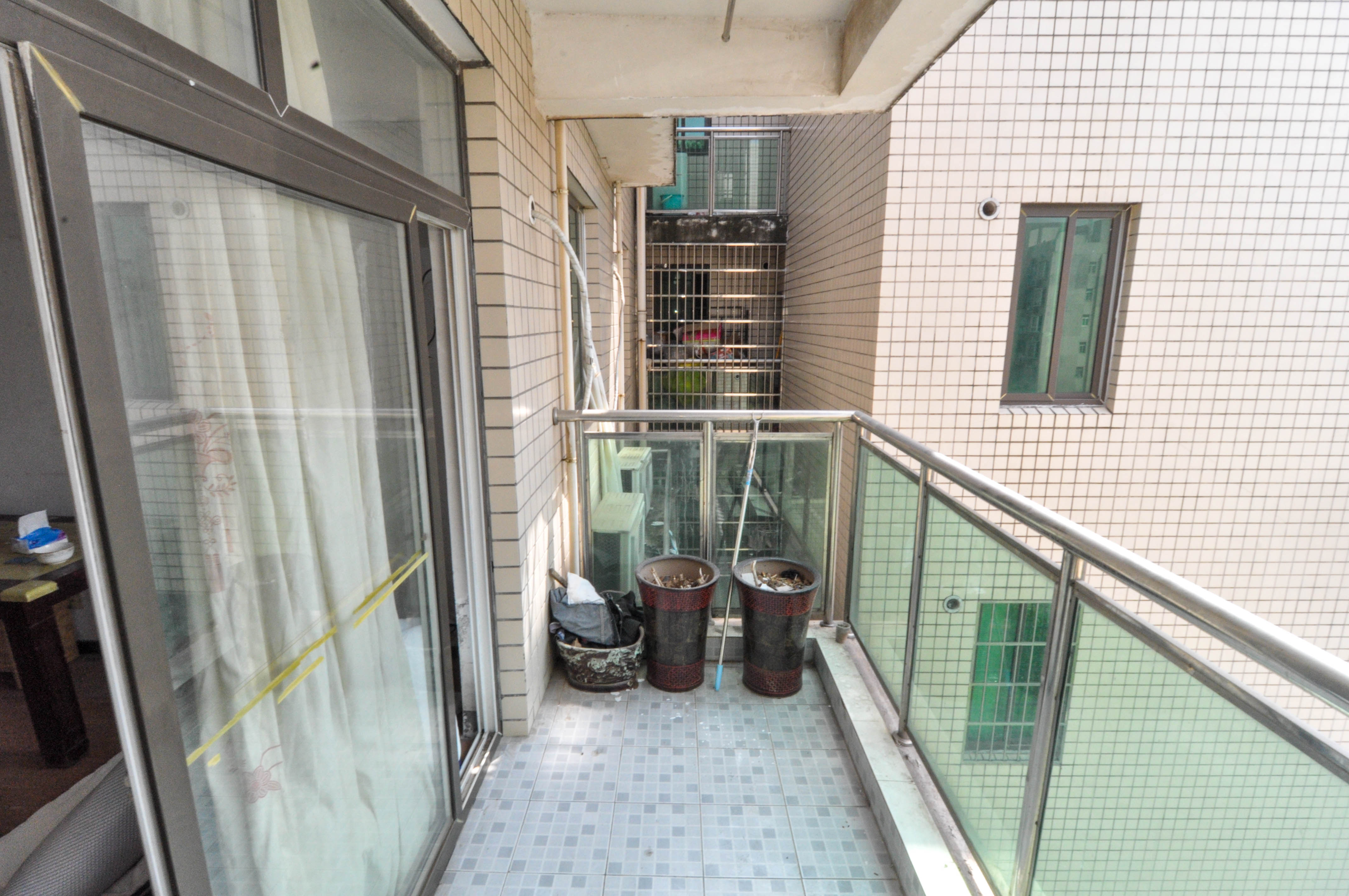 麓谷加州阳光  3室2厅2卫   100.00万阳台