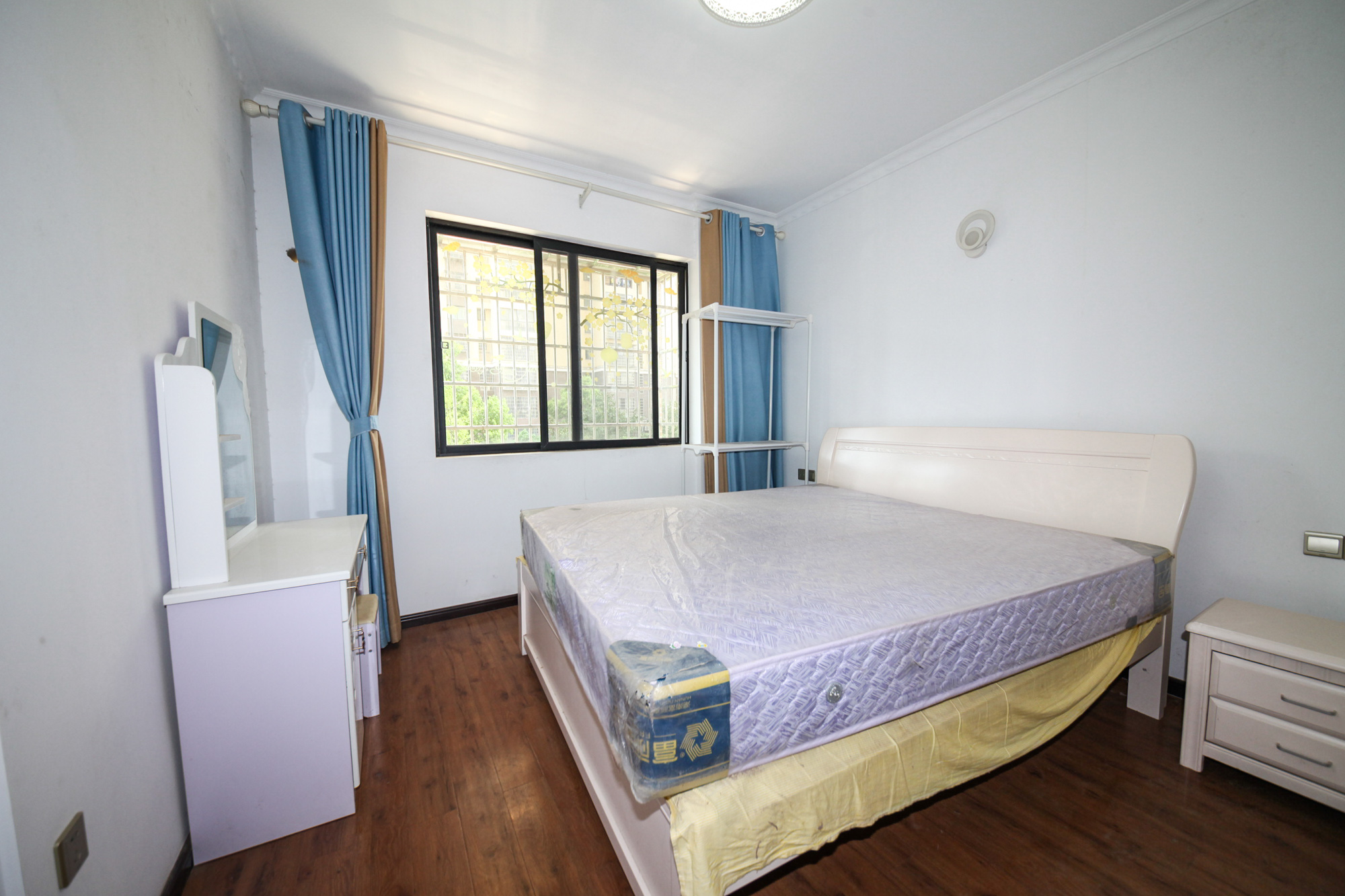 金富星城 3室2厅1卫 65.00万 金富星城 3室2厅1卫 65.00万卧室