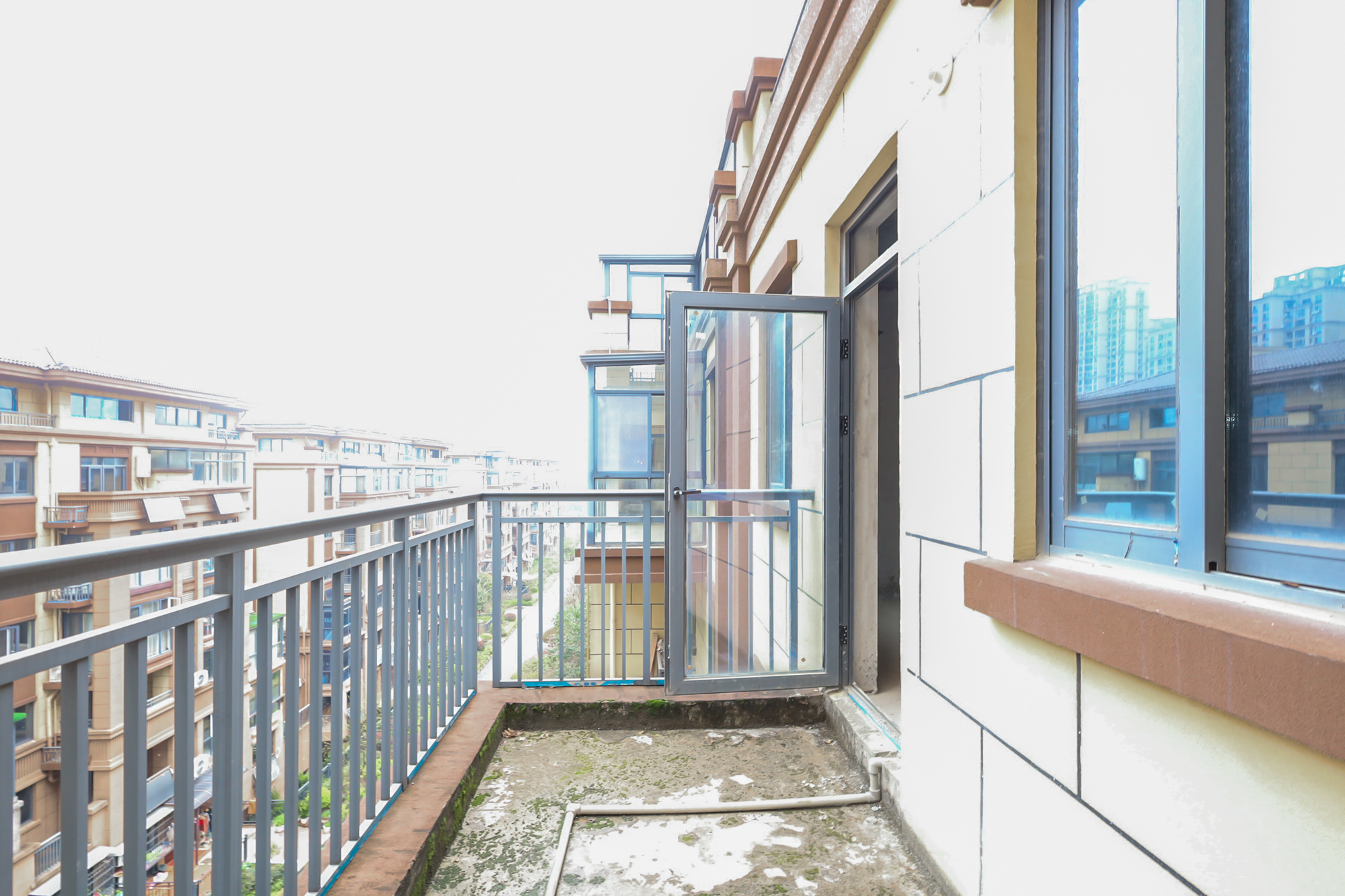 澳海澜庭  3室2厅2卫   60.00万阳台