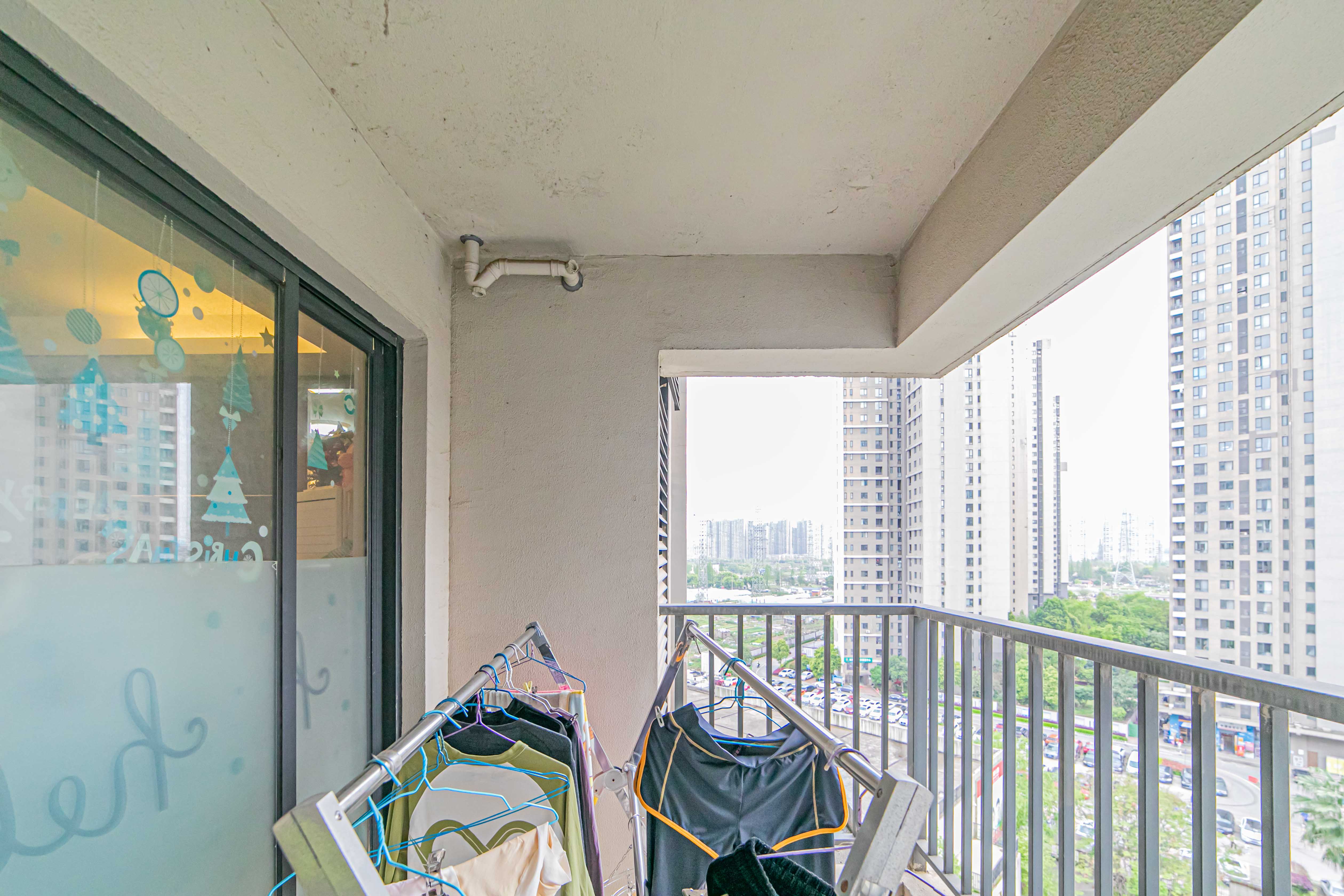 万科城  3室2厅1卫   135.00万阳台