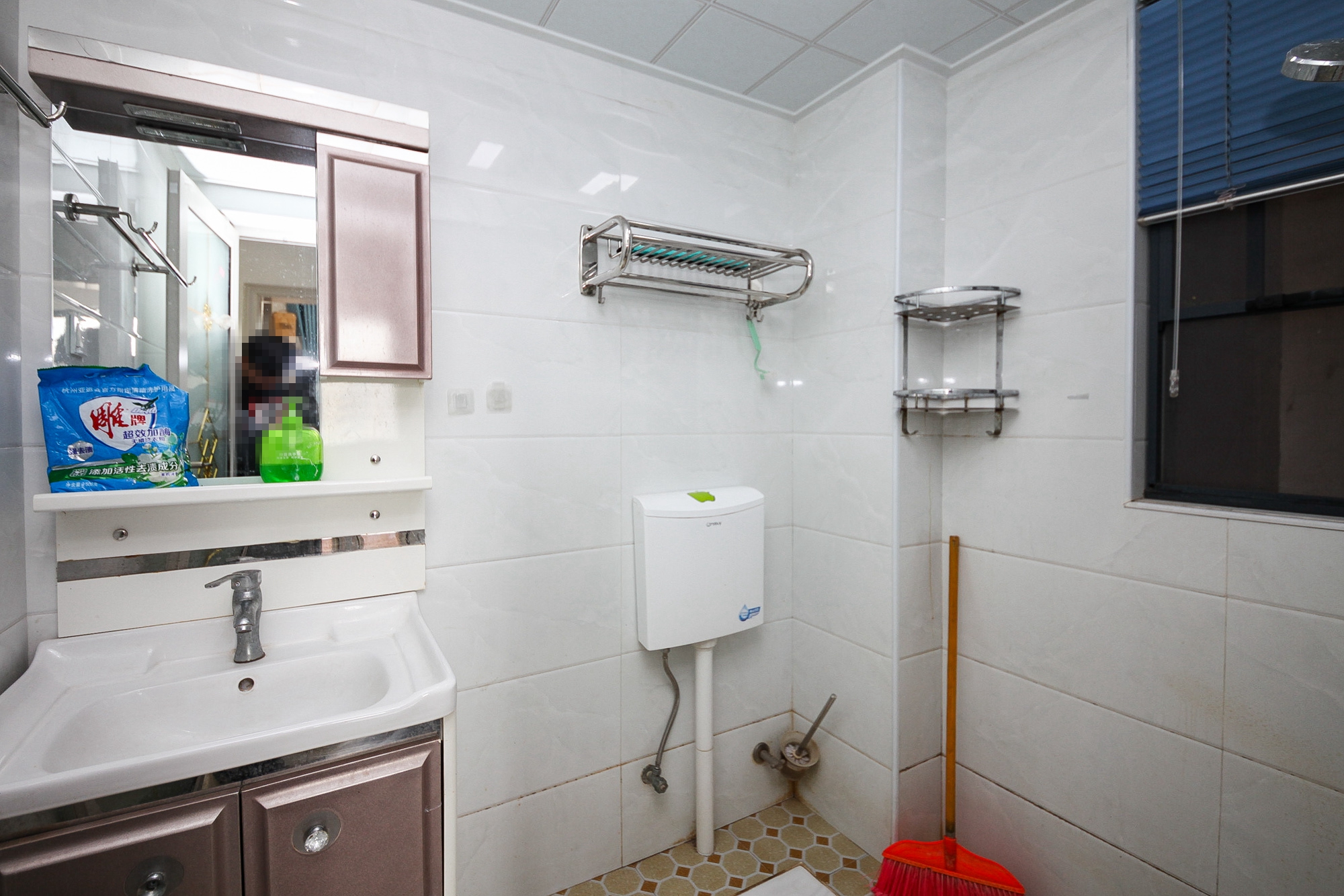 澳海澜庭 3室2厅2卫 75.00万 澳海澜庭 3室2厅2卫 75.00万卫生间