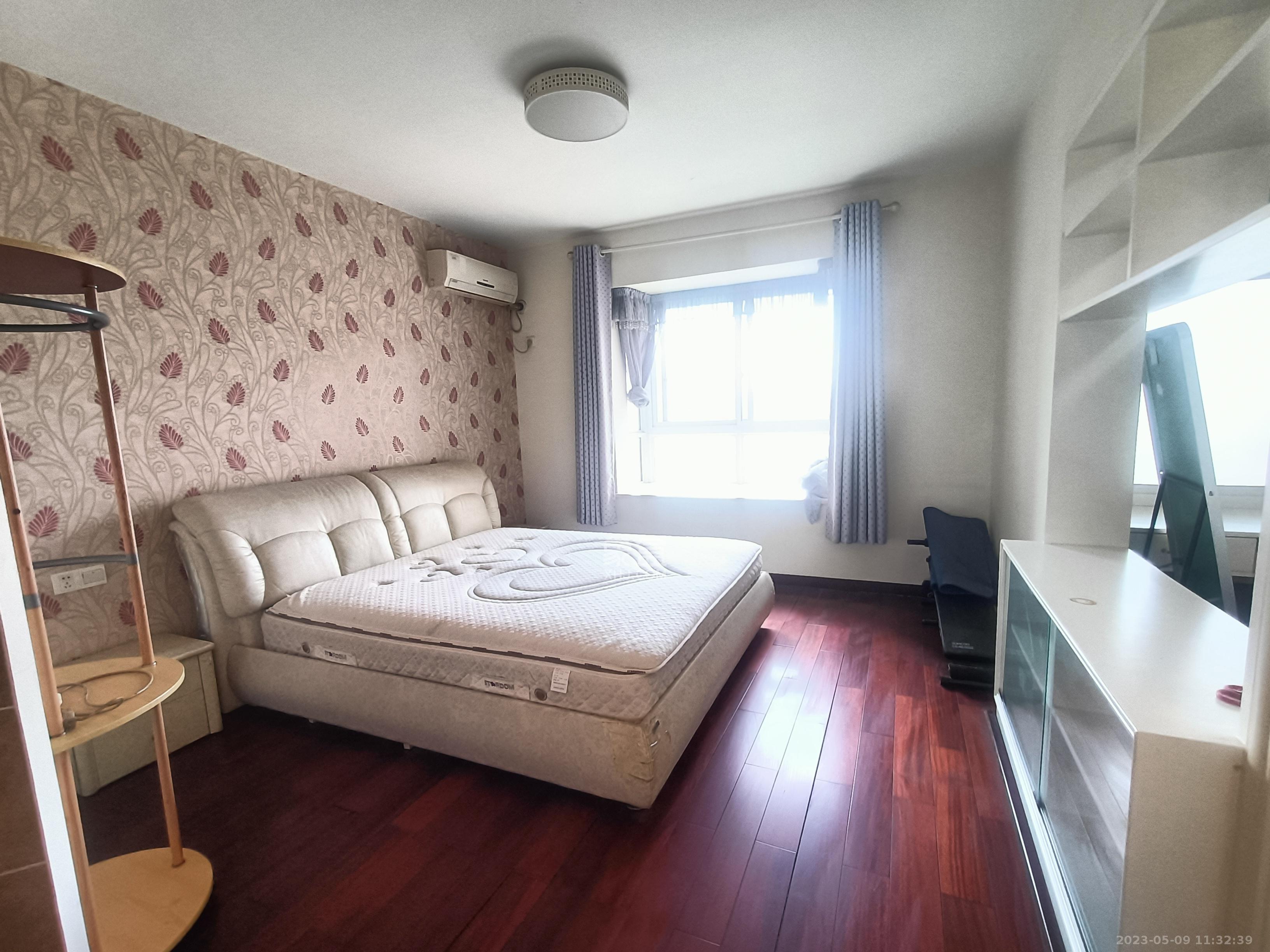 世景华庭  4室2厅2卫   2200.00元/月室内图