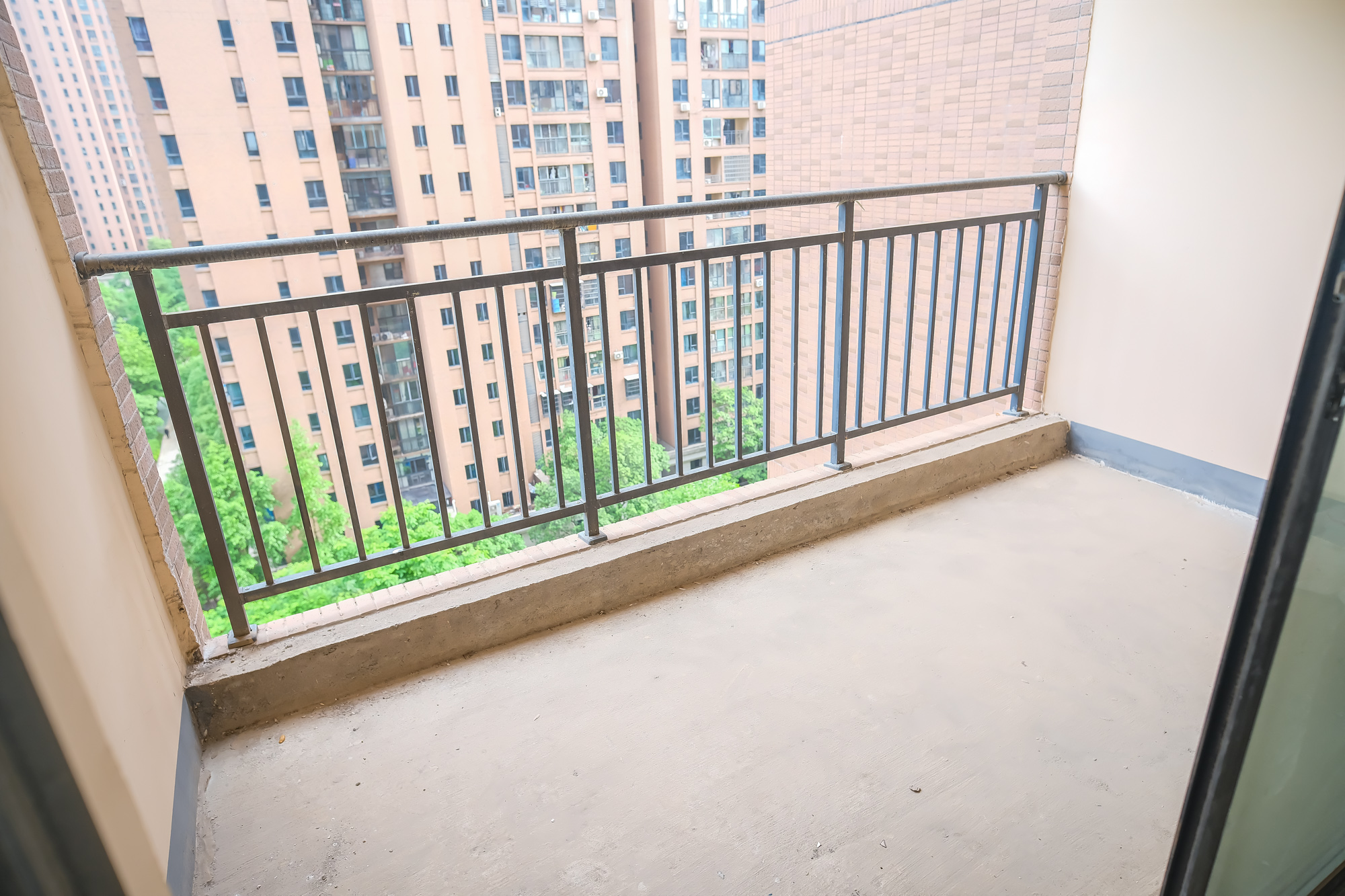 三一街区  4室2厅2卫   122.60万阳台
