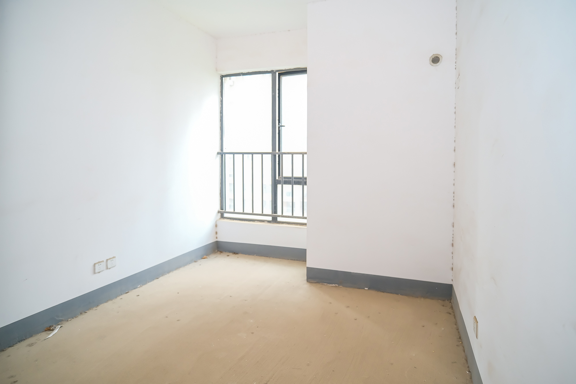 三一街区  4室2厅2卫   95.00万卧室