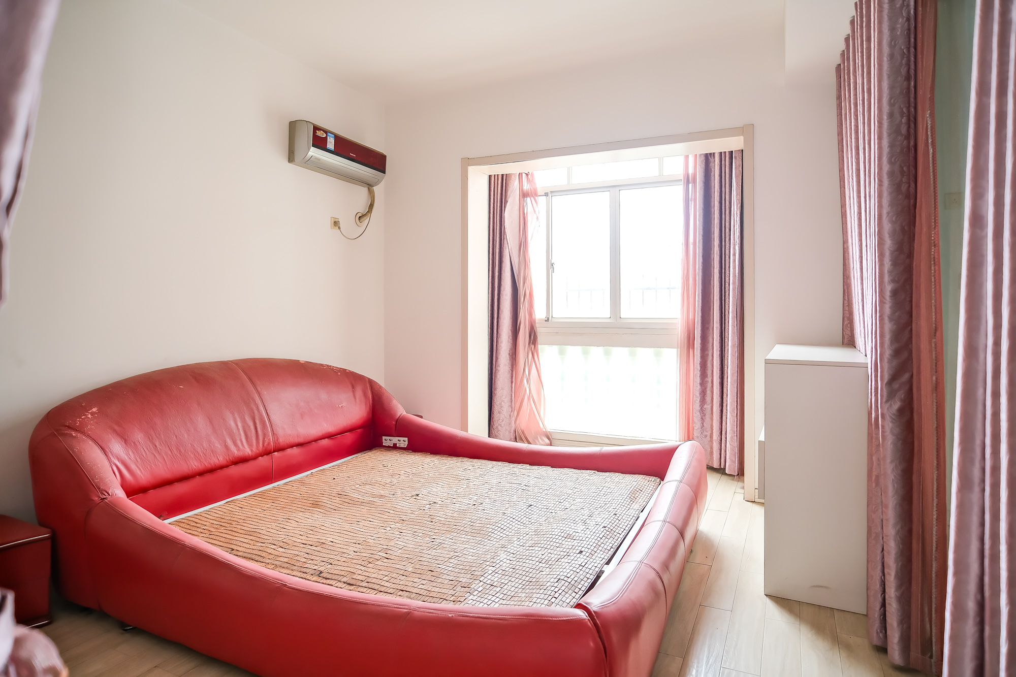 湘龙家园 5室2厅3卫 258.00万 湘龙家园 5室2厅3卫 258.00万卧室