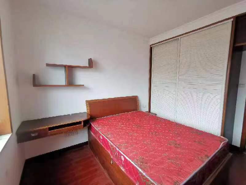 香山红叶  3室2厅2卫   68.00万卧室