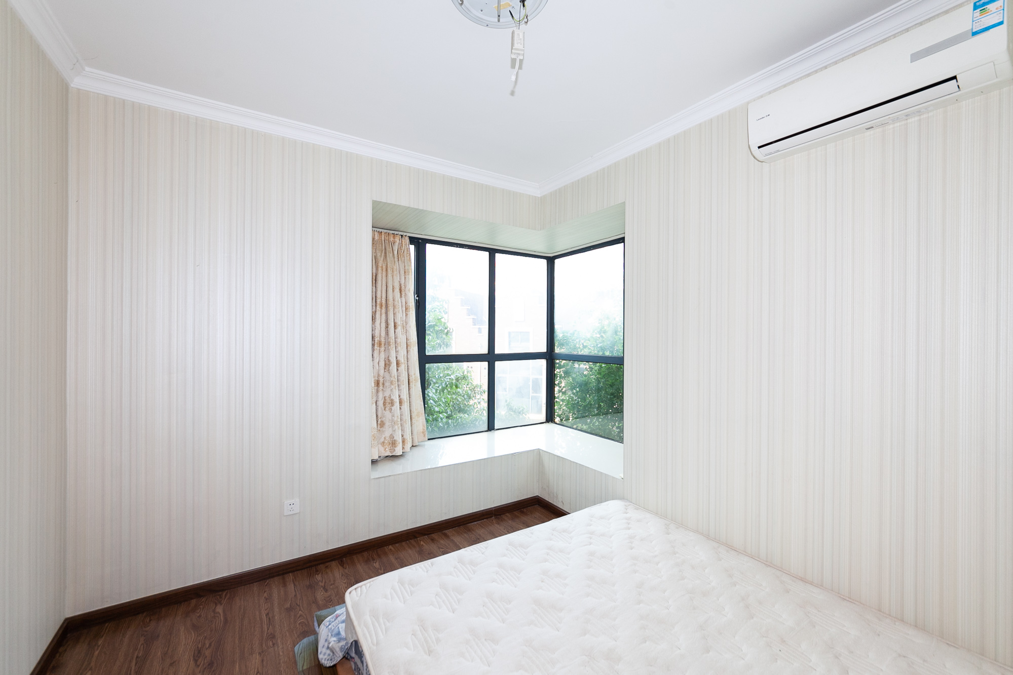 珠江东方明珠(新地东方明珠)一二期 2室2厅1卫 50.00万 珠江东方明珠(新地东方明珠)一二期 2室2厅1卫 50.00万卧室