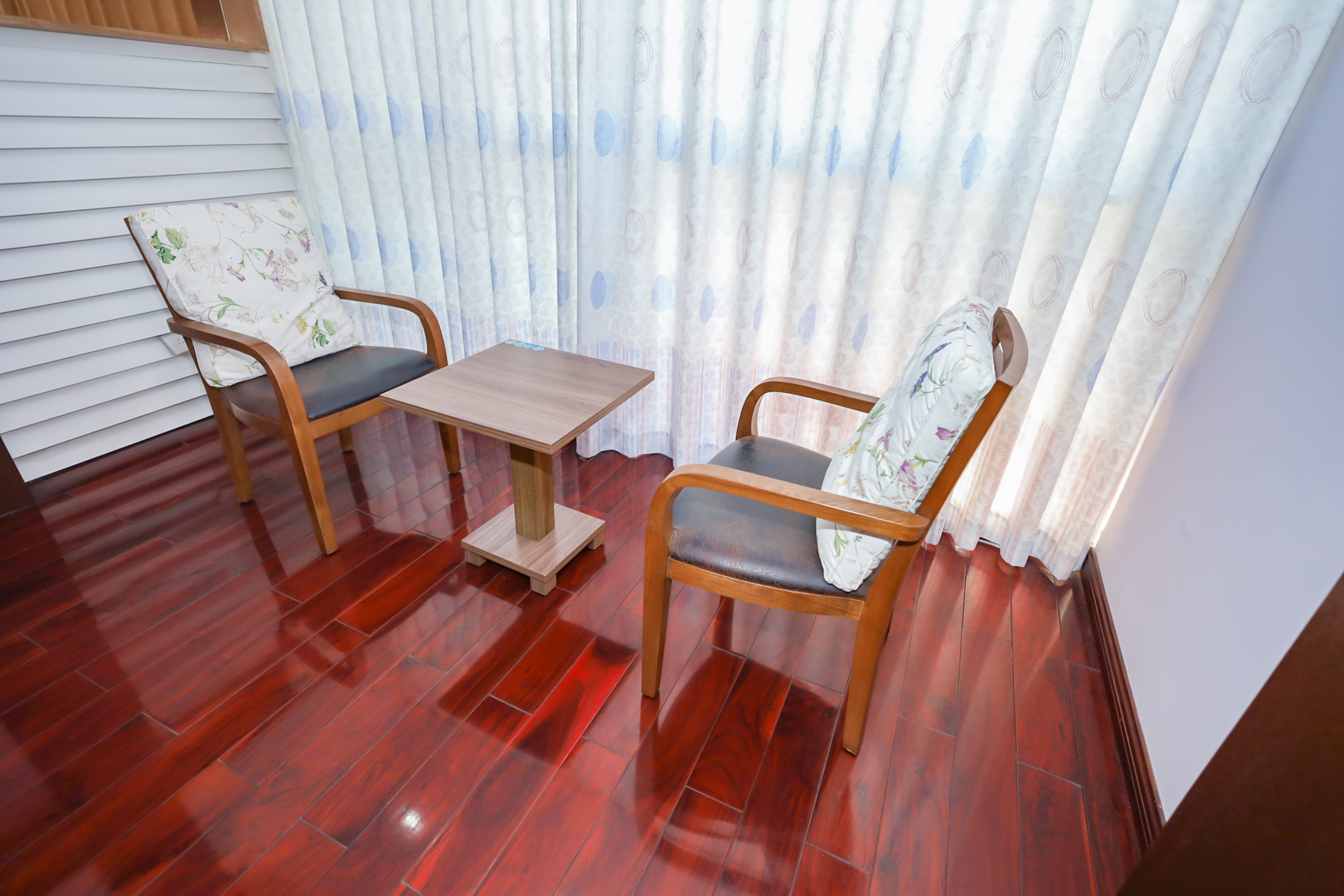 静园山庄  6室3厅3卫   405.00万阳台