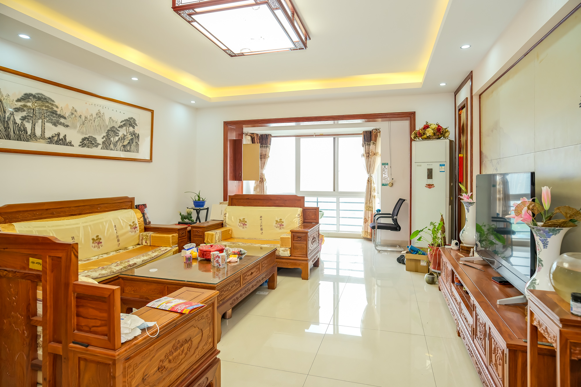 楚天馨苑 3室2厅2卫 99.00万 楚天馨苑 3室2厅2卫 99.00万客厅