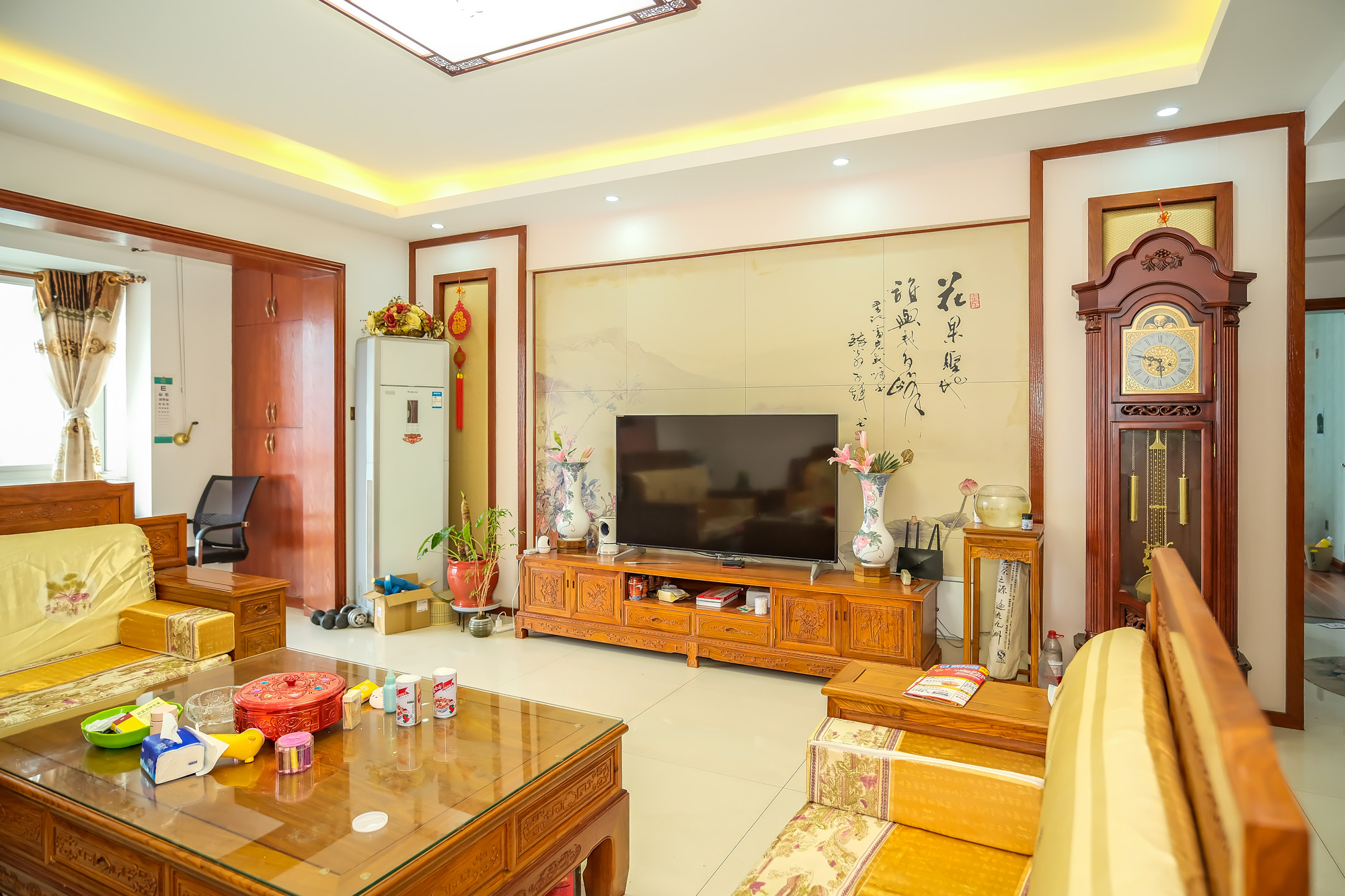 楚天馨苑 3室2厅2卫 99.00万 楚天馨苑 3室2厅2卫 99.00万客厅