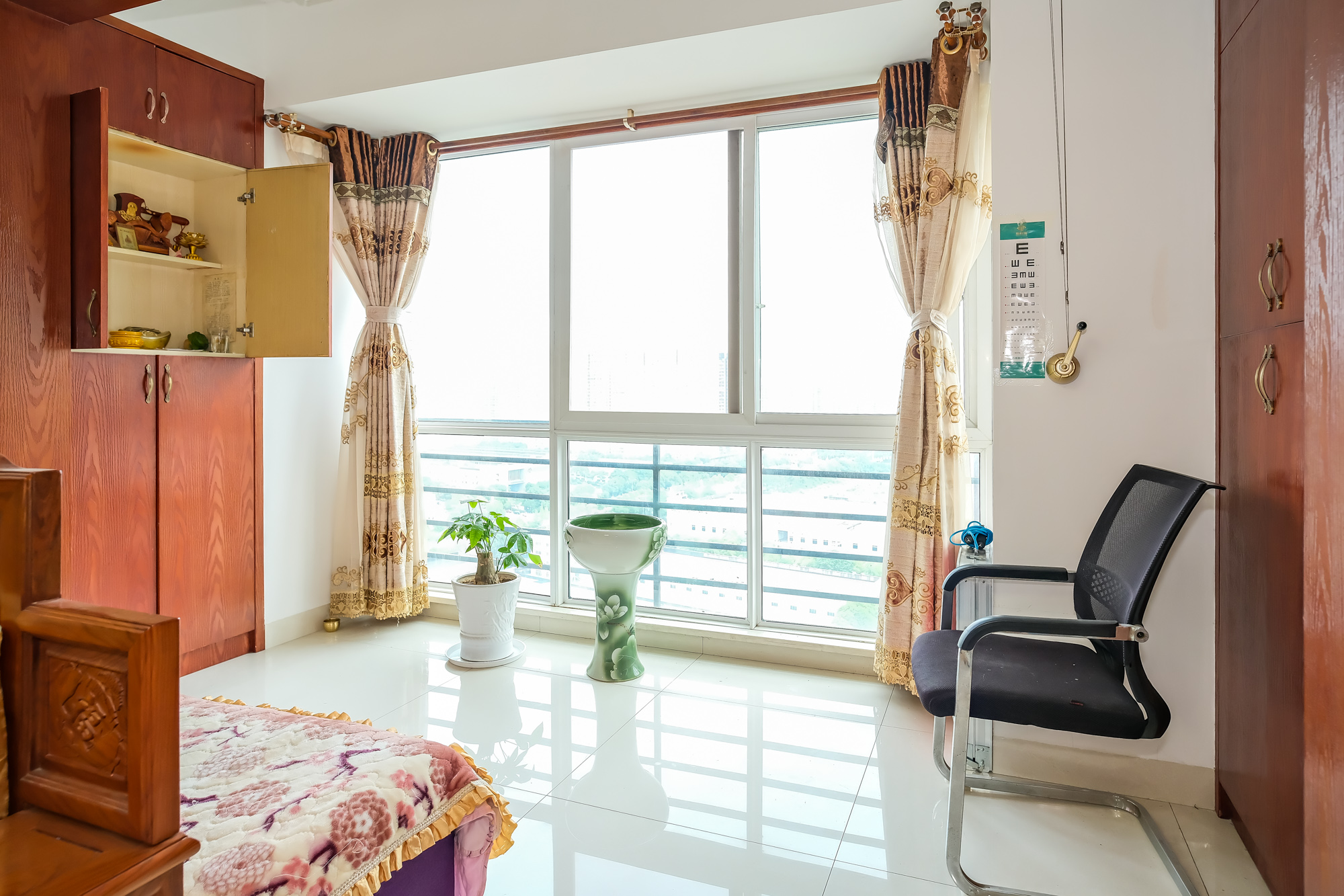 楚天馨苑 3室2厅2卫 99.00万 楚天馨苑 3室2厅2卫 99.00万阳台