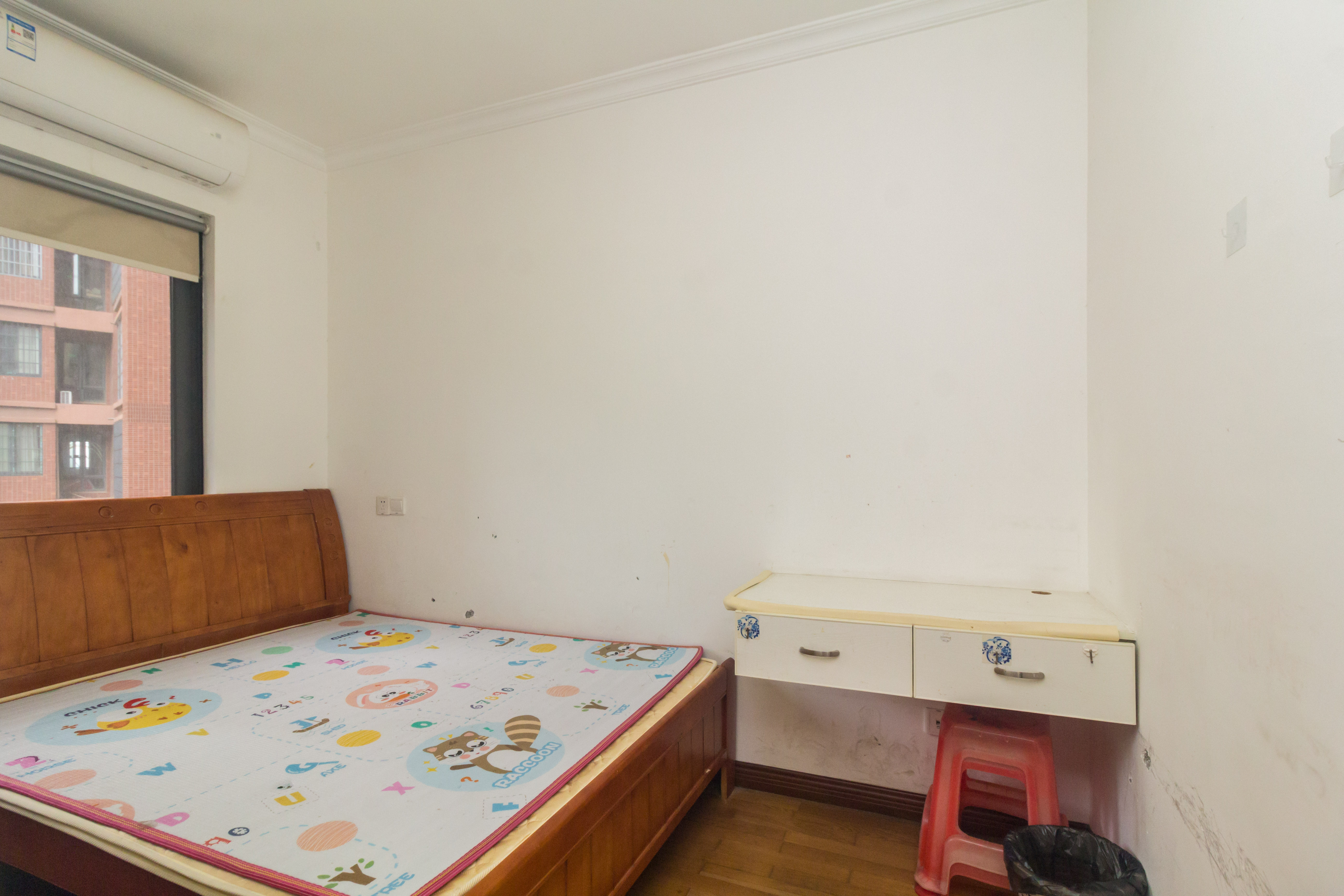 海德公园  3室2厅1卫   68.20万卧室