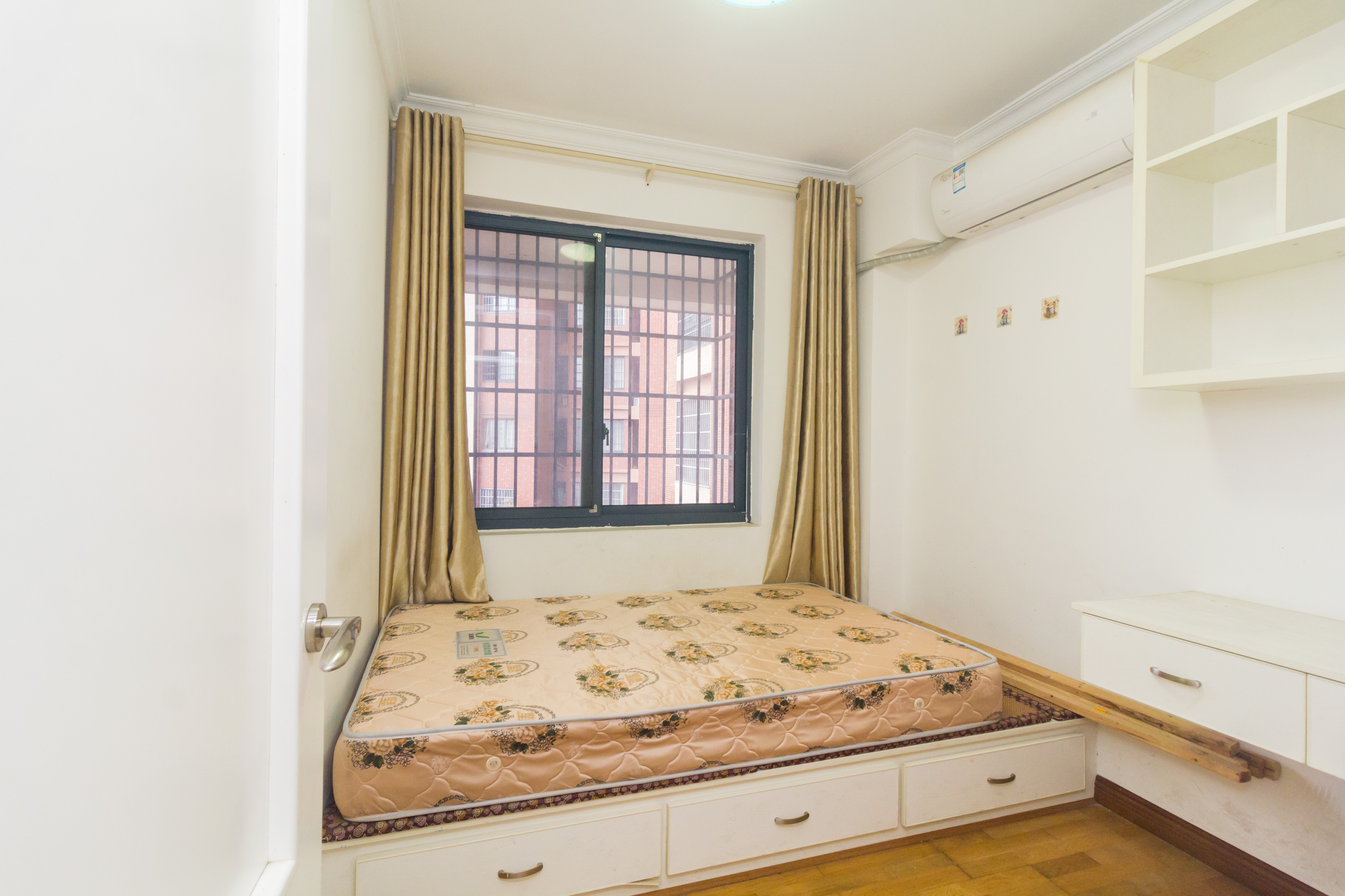 海德公园  3室2厅1卫   68.20万卧室