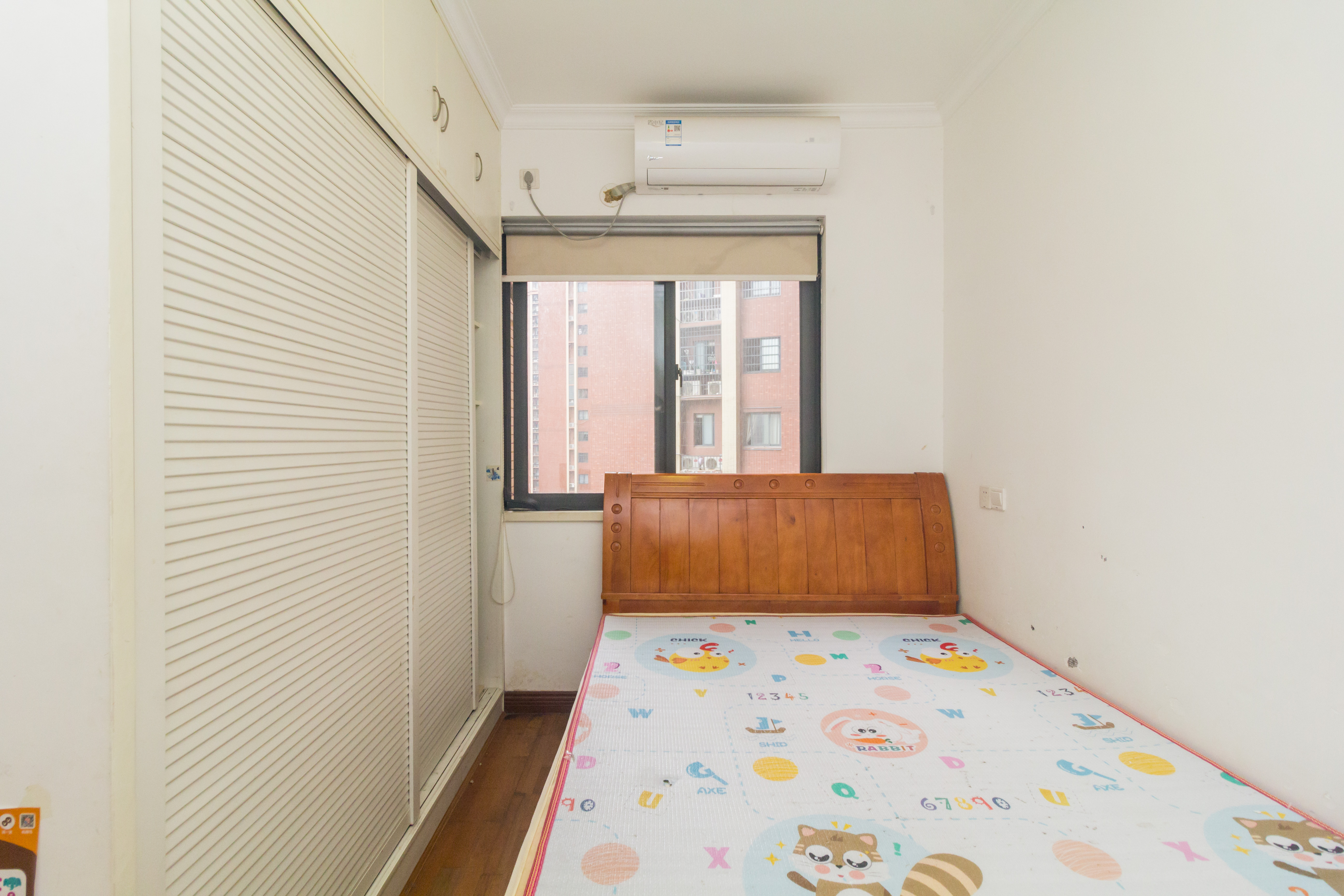 海德公园  3室2厅1卫   68.20万卧室