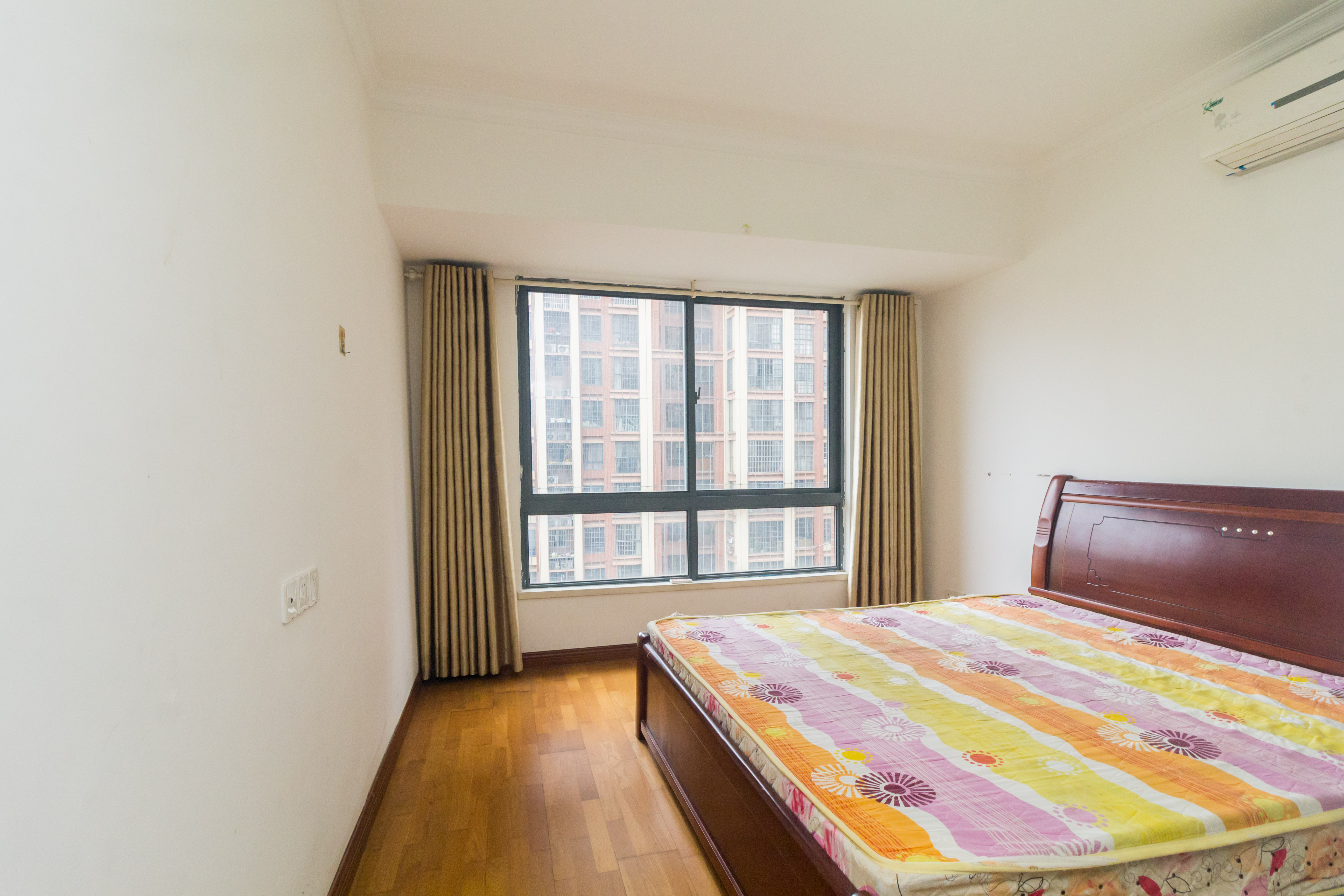 海德公园  3室2厅1卫   68.20万卧室