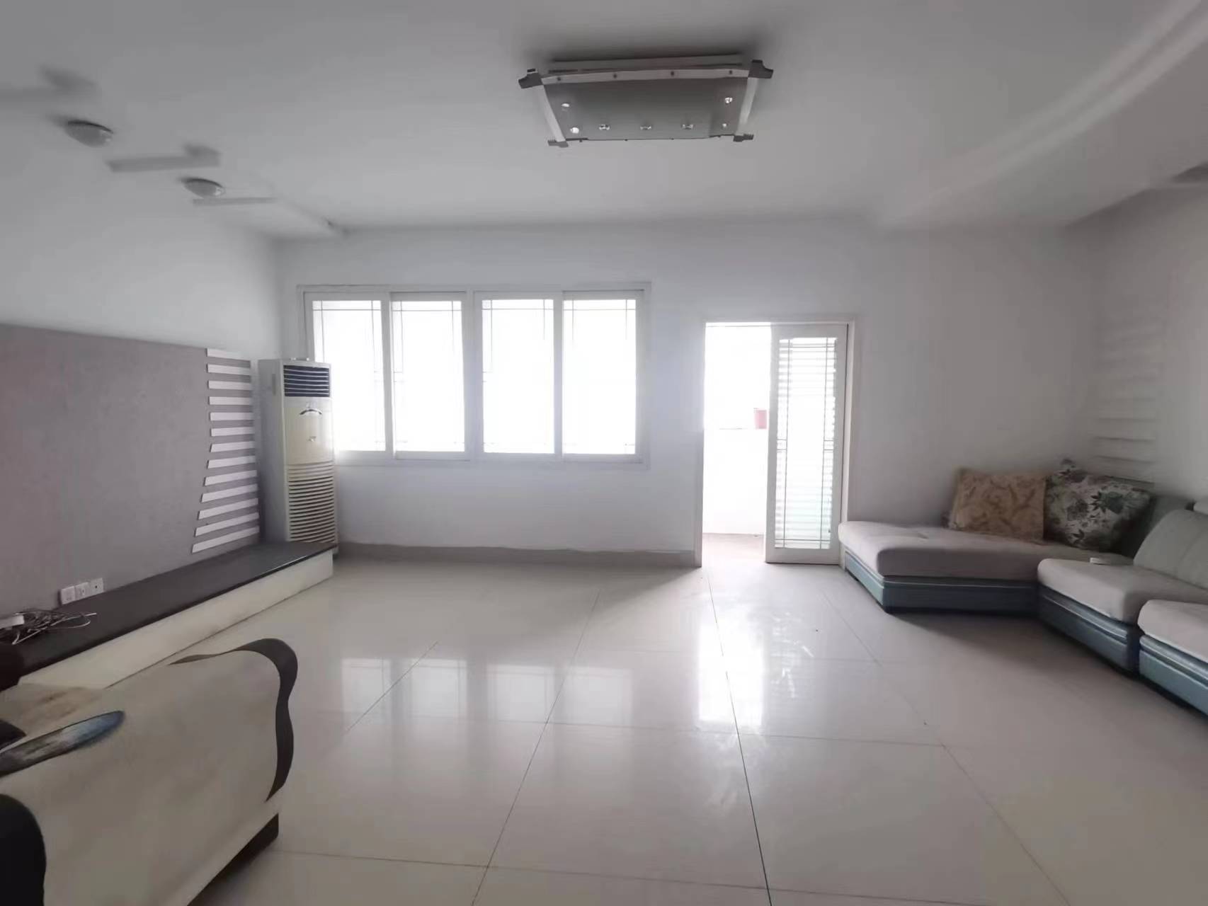 亚华花园  4室2厅2卫    63.8万 亚华花园  4室2厅2卫    63.8万客厅