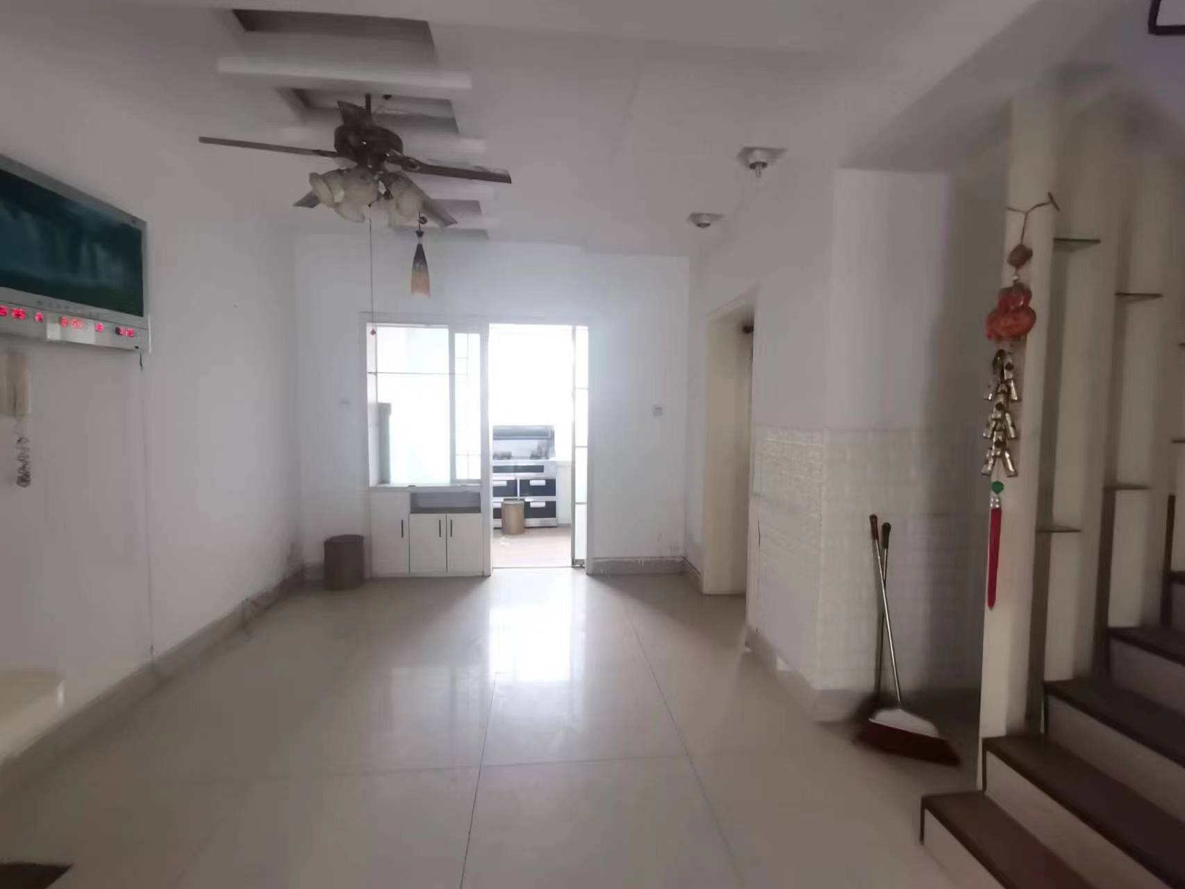 亚华花园  4室2厅2卫    63.8万 亚华花园  4室2厅2卫    63.8万客厅