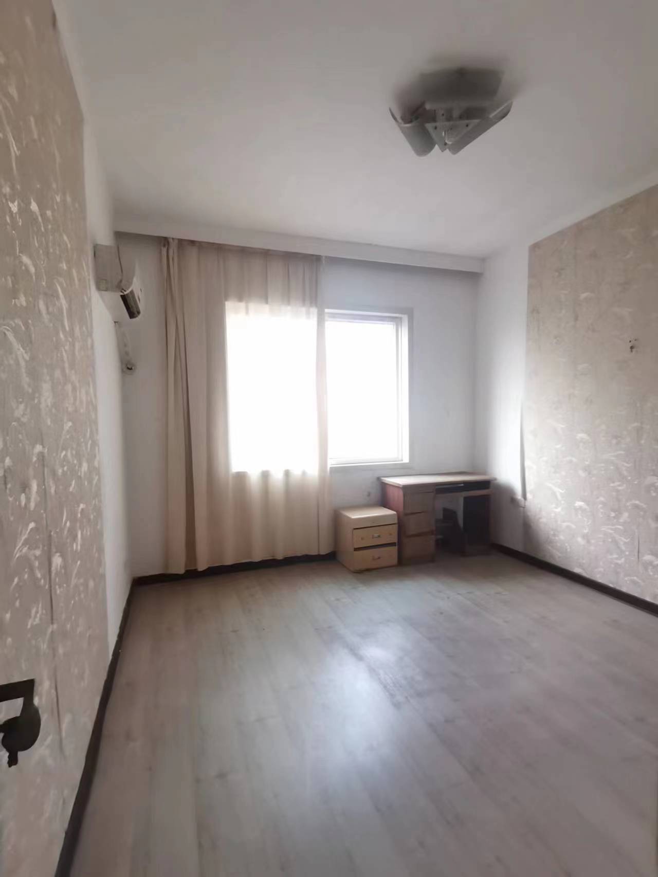 亚华花园  4室2厅2卫    63.8万 亚华花园  4室2厅2卫    63.8万客厅