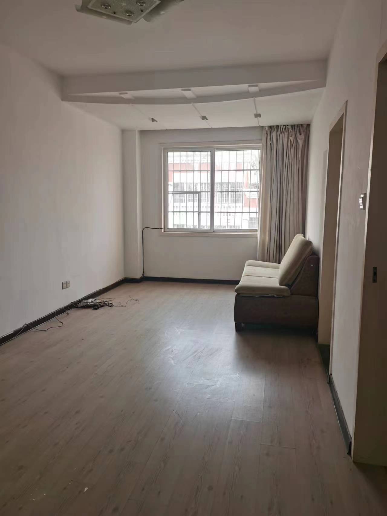 亚华花园  4室2厅2卫    63.8万 亚华花园  4室2厅2卫    63.8万客厅