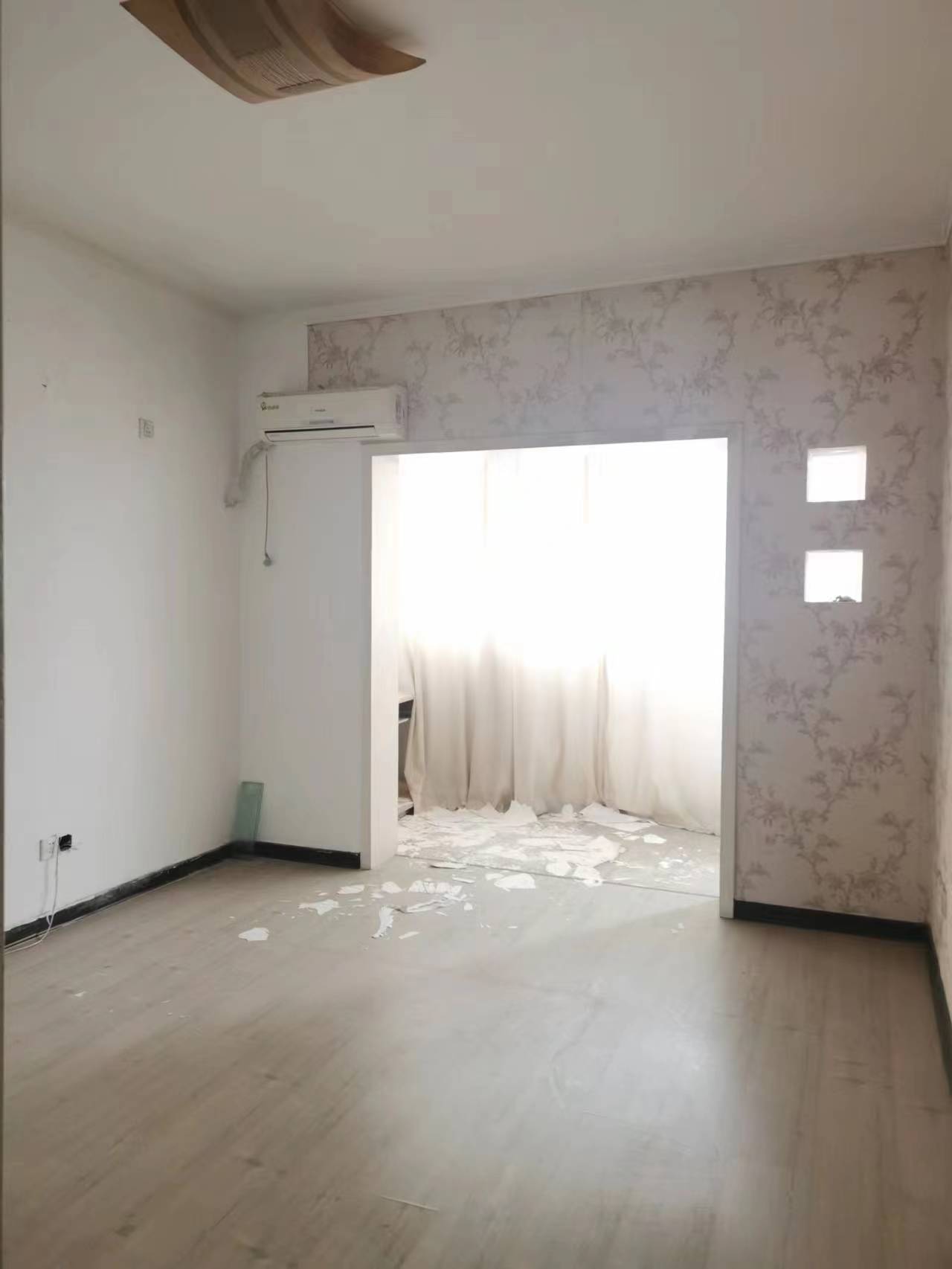 亚华花园  4室2厅2卫    63.8万 亚华花园  4室2厅2卫    63.8万客厅