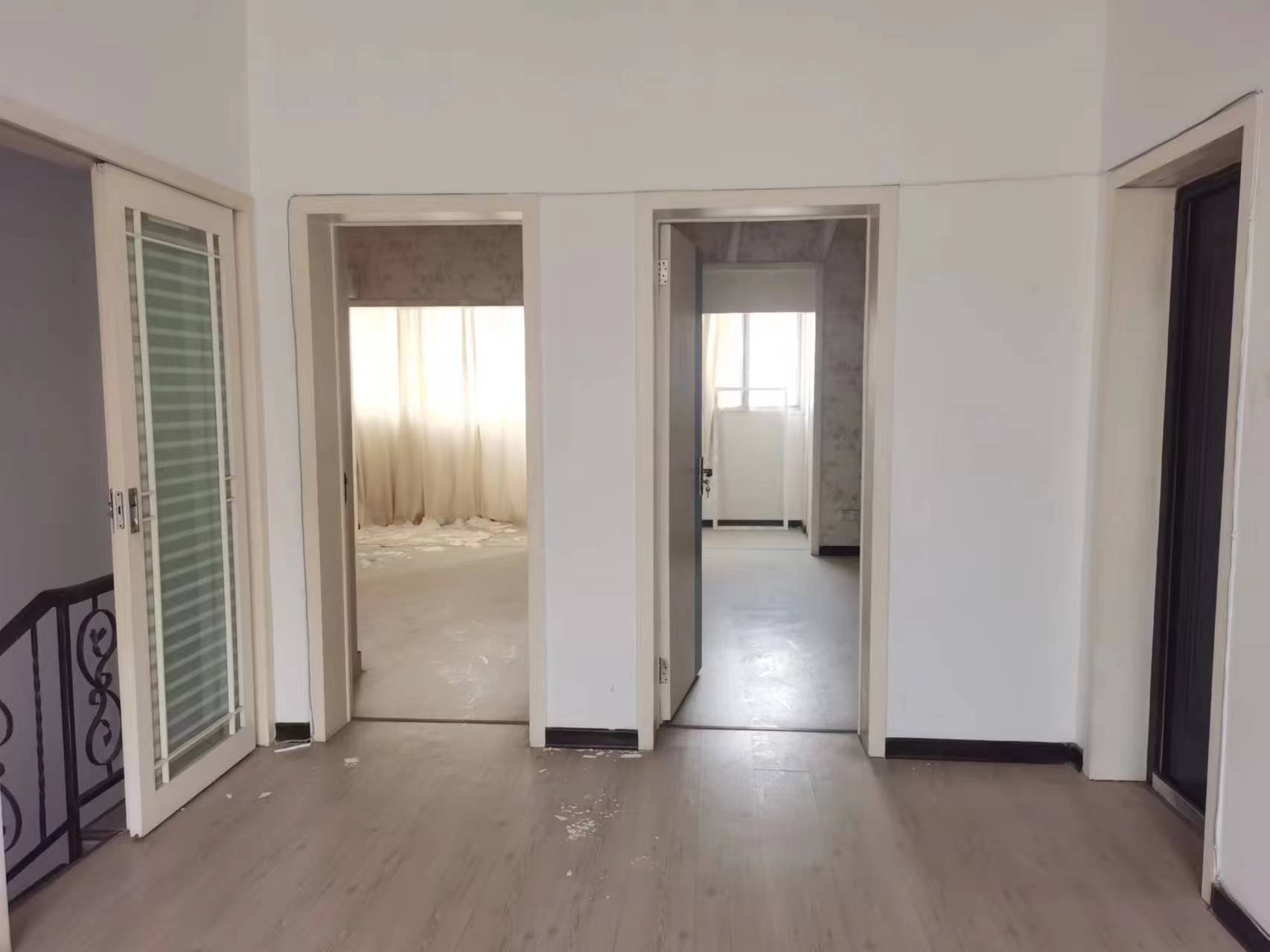 亚华花园  4室2厅2卫    63.8万 亚华花园  4室2厅2卫    63.8万客厅