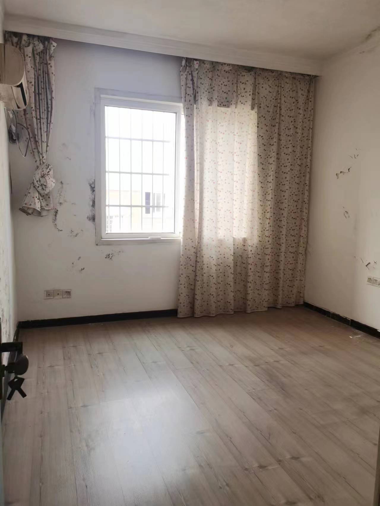 亚华花园  4室2厅2卫    63.8万 亚华花园  4室2厅2卫    63.8万客厅