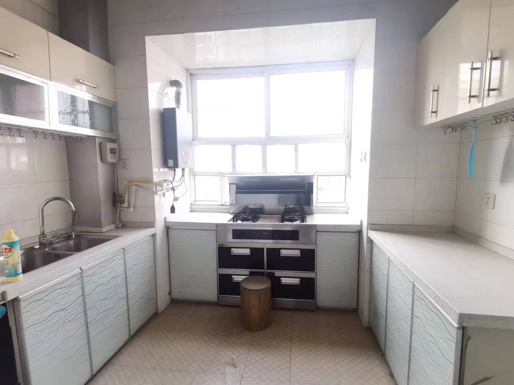 亚华花园  4室2厅2卫    63.8万 亚华花园  4室2厅2卫    63.8万客厅