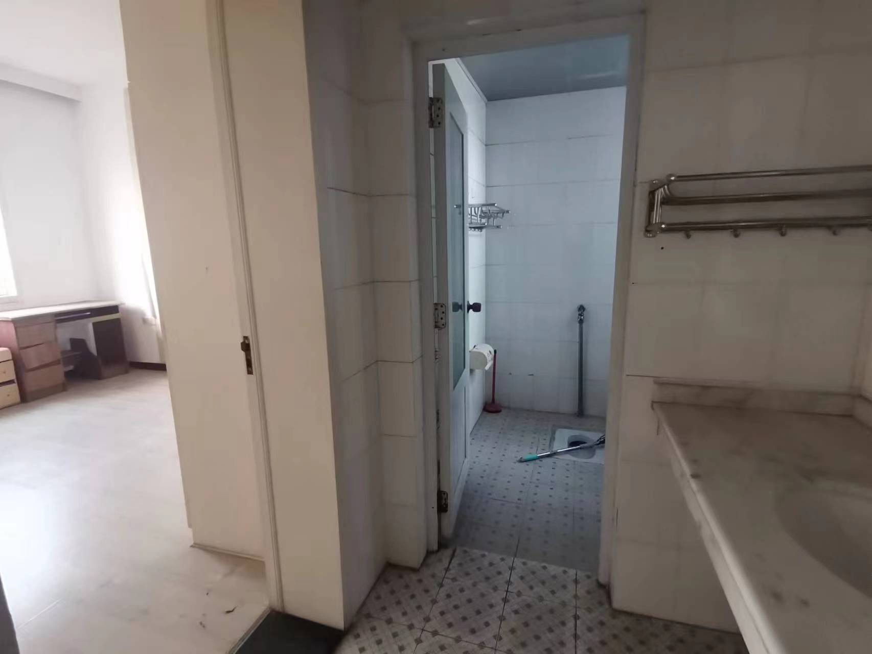 亚华花园  4室2厅2卫    63.8万 亚华花园  4室2厅2卫    63.8万客厅