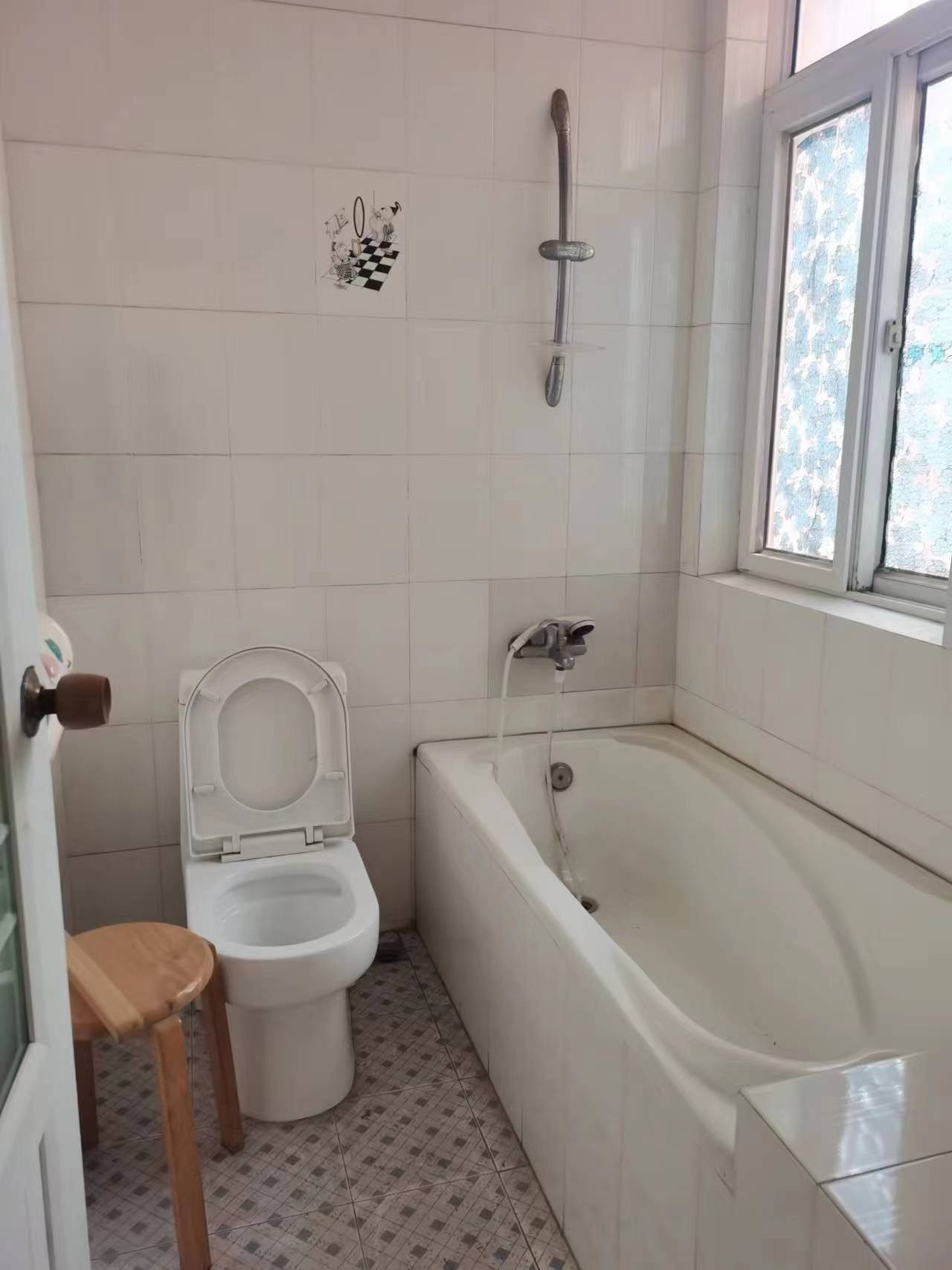 亚华花园  4室2厅2卫    63.8万 亚华花园  4室2厅2卫    63.8万客厅