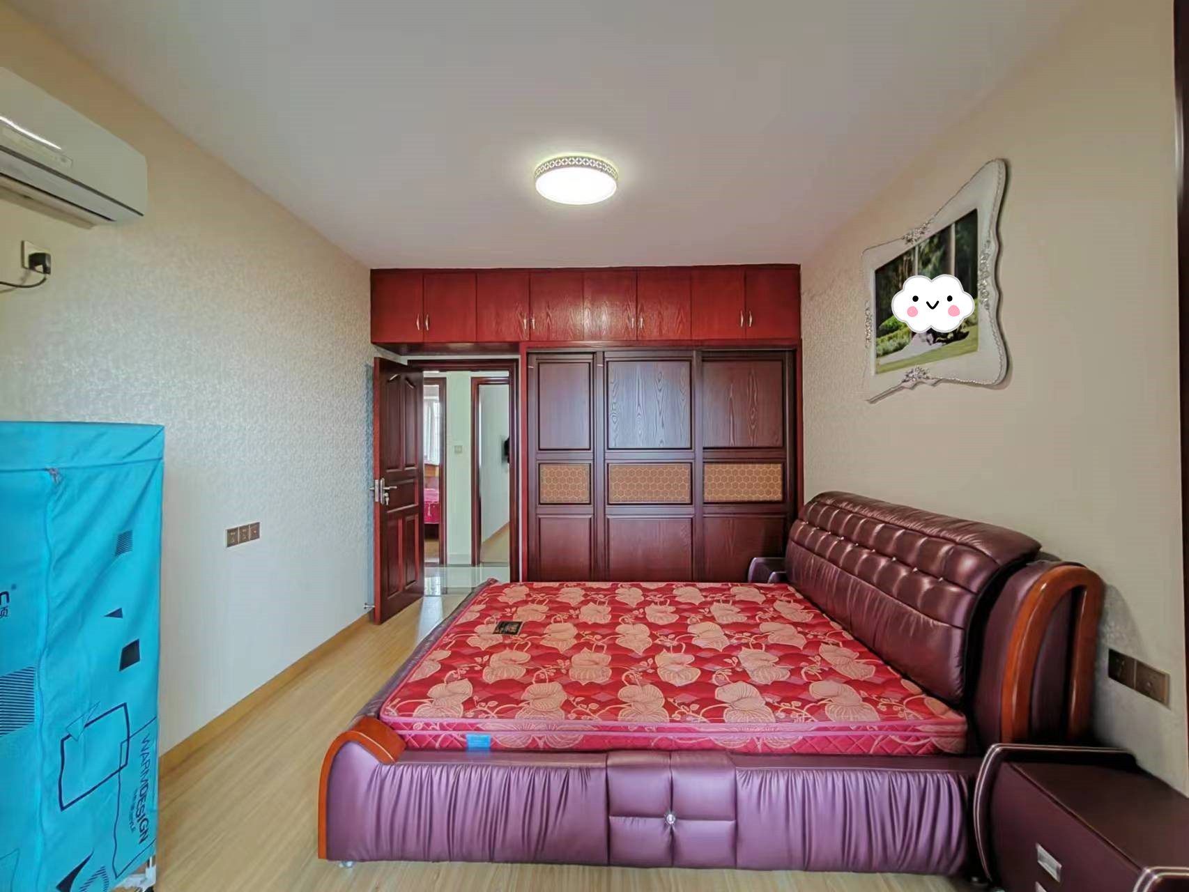 华夏佳园二期 3室2厅2卫 73.80万 华夏佳园二期 3室2厅2卫 73.80万客厅