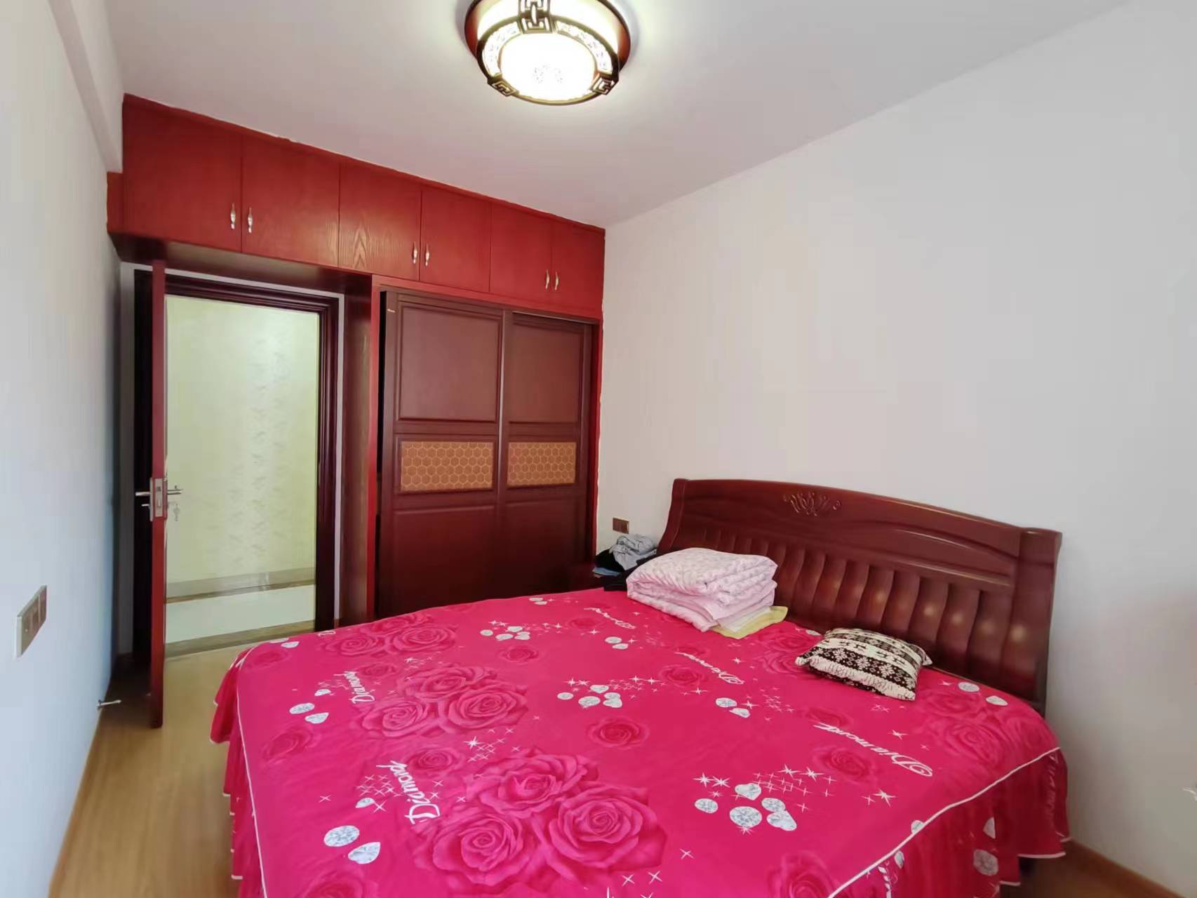 华夏佳园二期 3室2厅2卫 73.80万 华夏佳园二期 3室2厅2卫 73.80万客厅